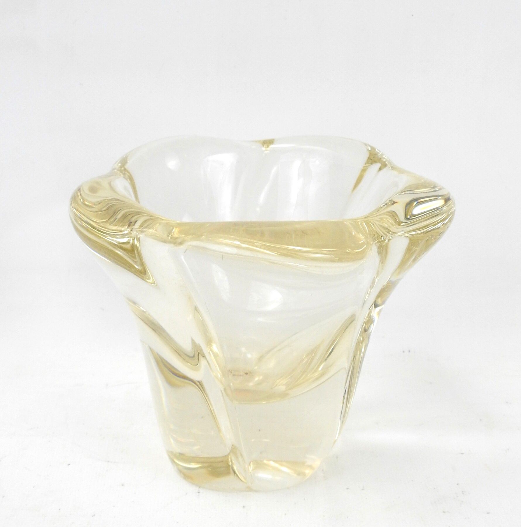 Null DAUM NANCY FRANCE : Vase en cristal. Signé. Haut.: 15 cm.