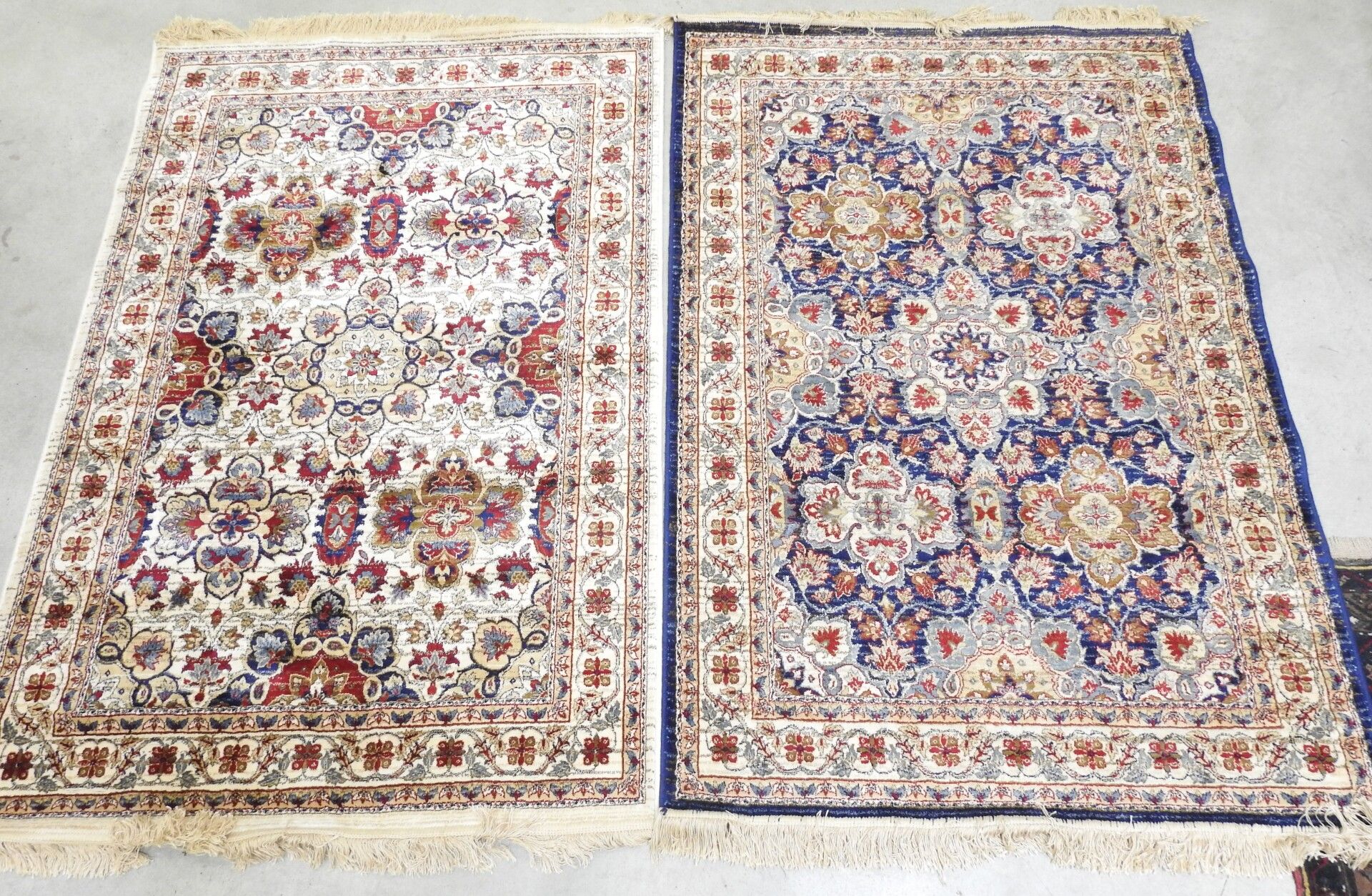 Null DEUX TAPIS soyeux à quatre médaillons floraux fond bleu et fond crème. 115 &hellip;