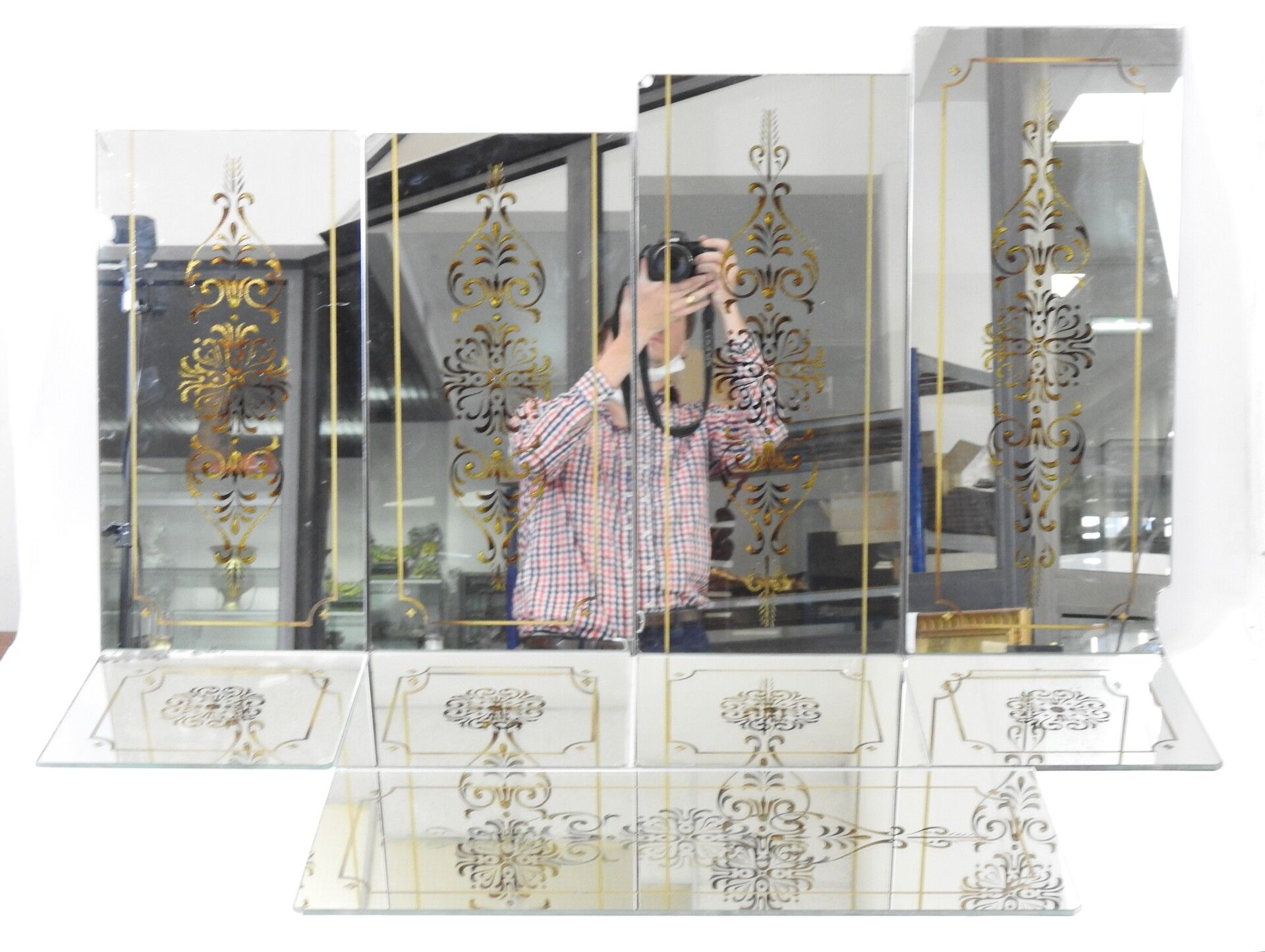 Null MIROIR EGLOMISE : Série de miroirs formant encadrement à décor de fleurons &hellip;