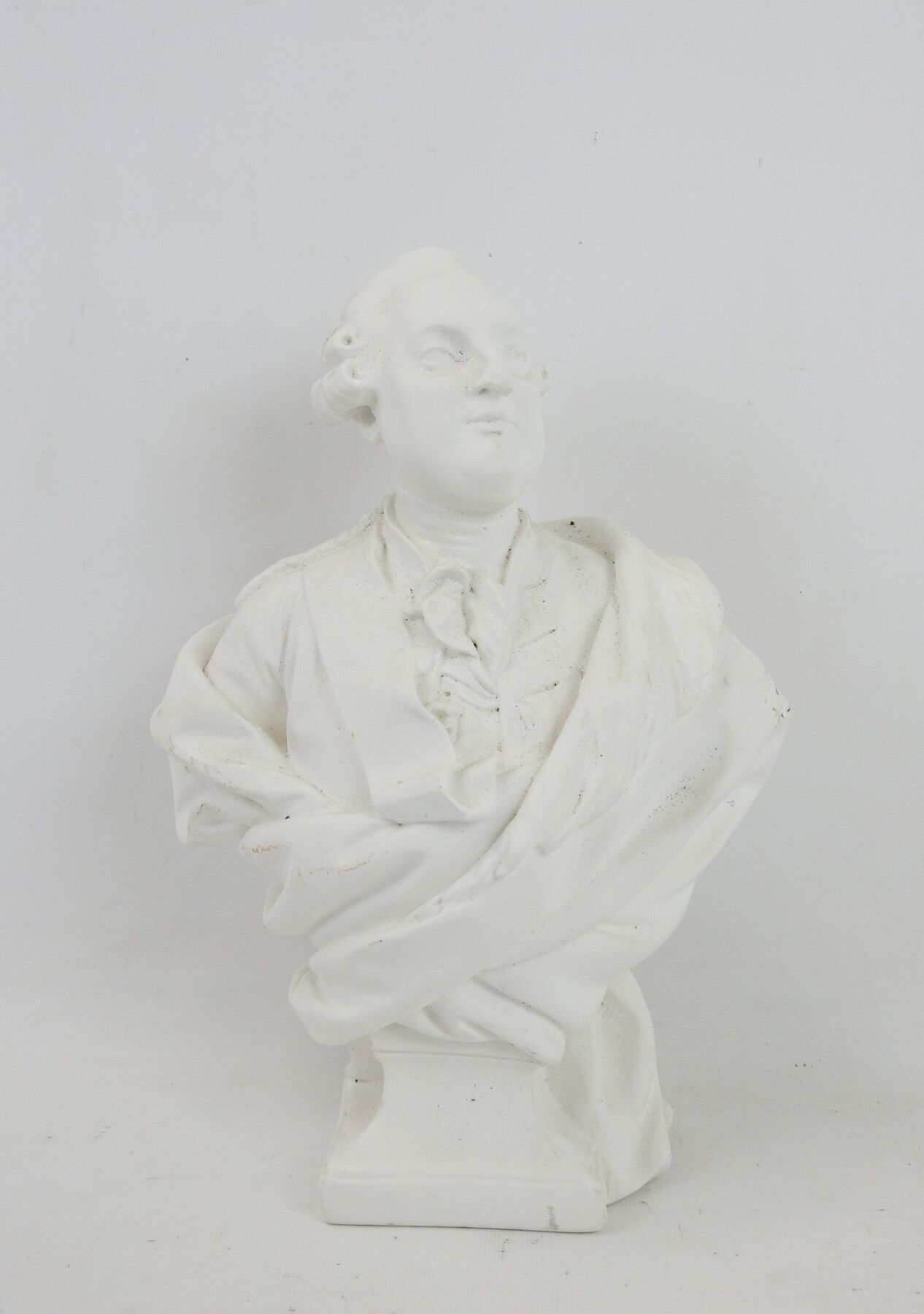 Null BUSTE de Louis XVI en plâtre. XXème. Haut.: 35 cm. Usure.