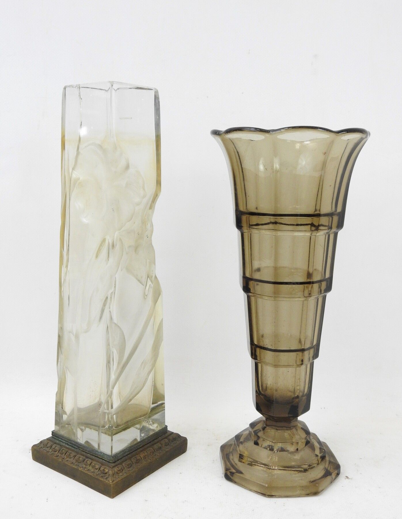 Null DEUX VASES en verre moulé dont un à décor de fleurs, socle en bronze de sec&hellip;