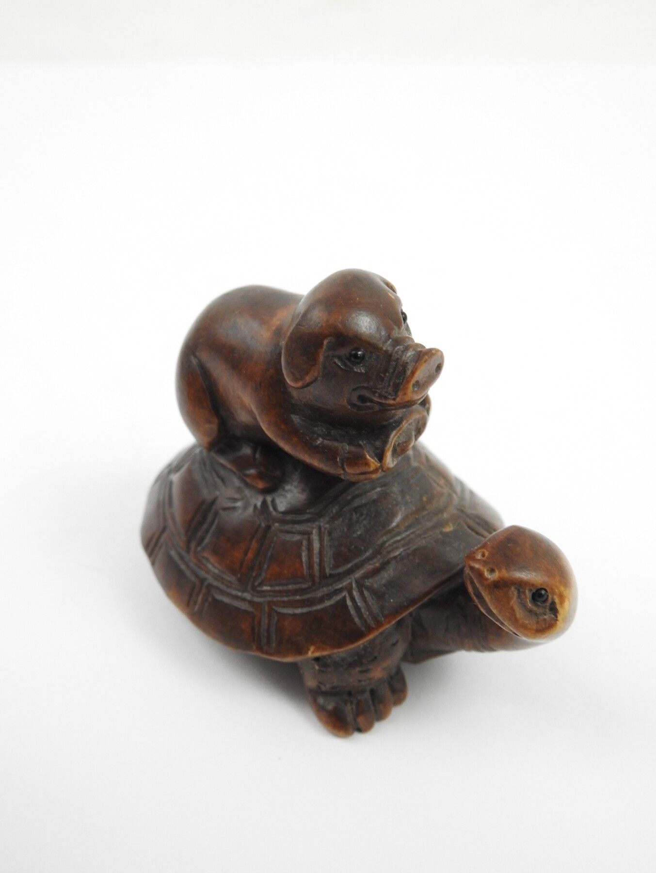 Null JAPON XIX-XX ème. Netsuké en bois sculpté représentant un cochon sur une to&hellip;