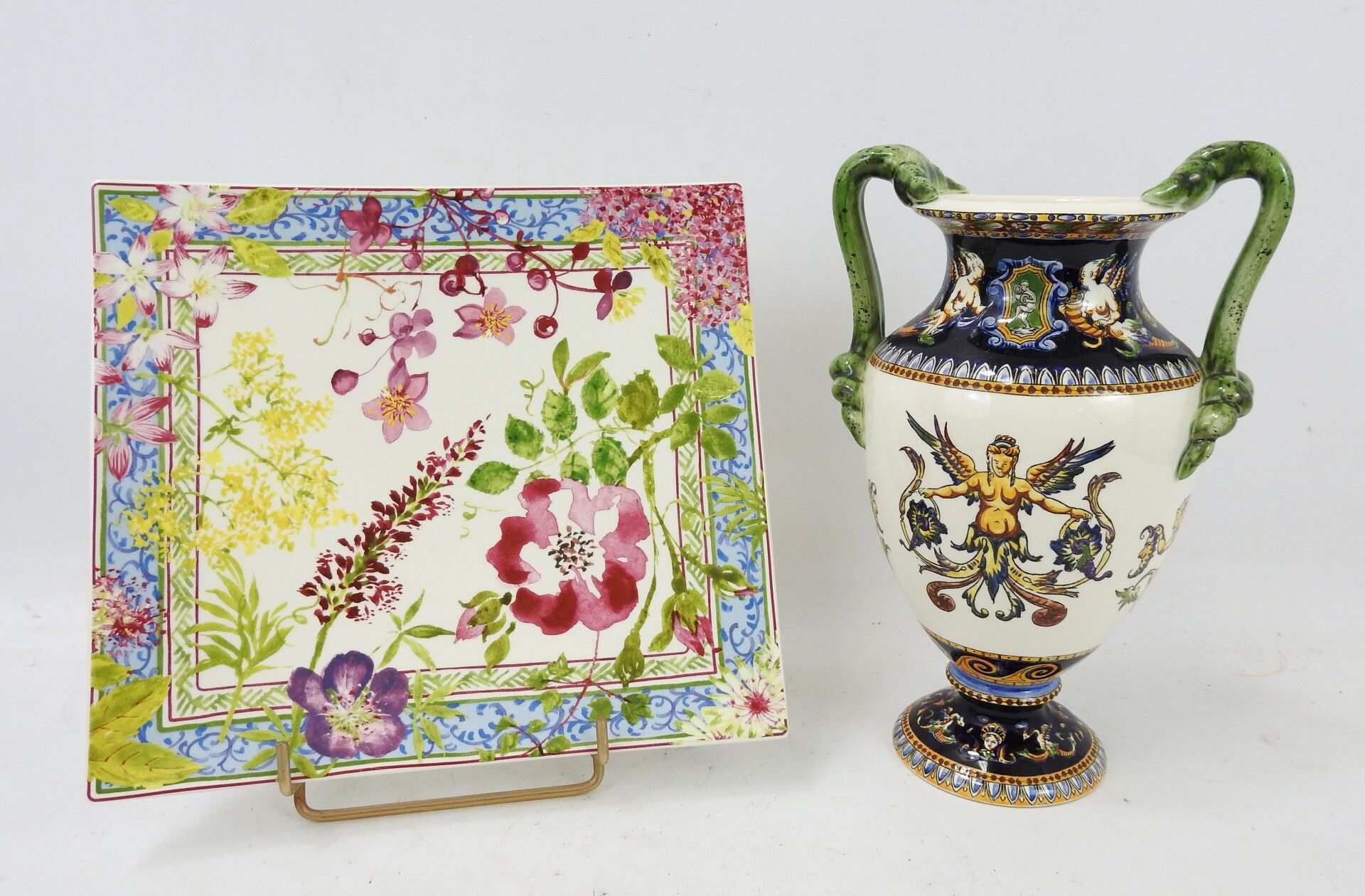 Null GIEN : Vase à deux anses en faïence décor Renaissance sur fond blanc. Haut.&hellip;