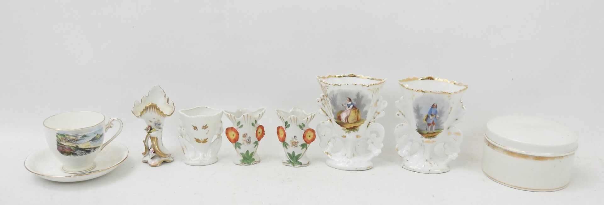 Null LOT comprenant : six vases de mariage en porcelaine dont une paire à décor &hellip;