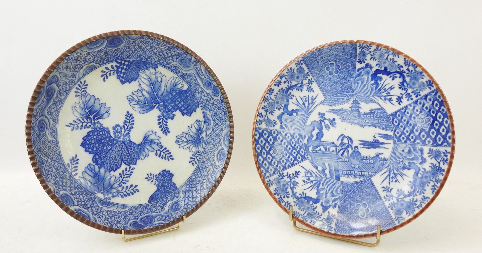 Null CHINE : Deux plats en porcelaine à décor blanc bleu de fleurs et un aux per&hellip;
