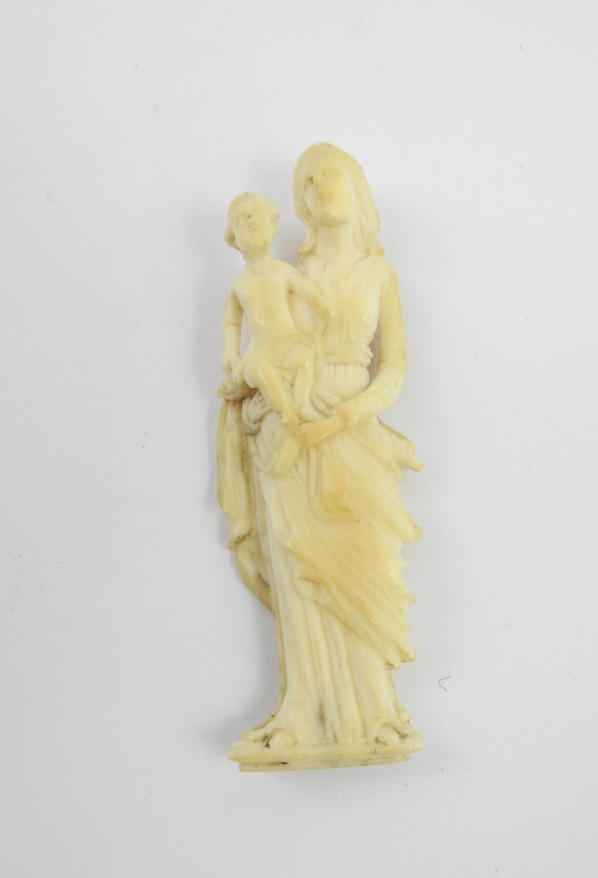 Null DIEPPE XIXème. Vierge à l'enfant en ivoire sculpté. Haut.: 6 cm. Poids.: 11&hellip;