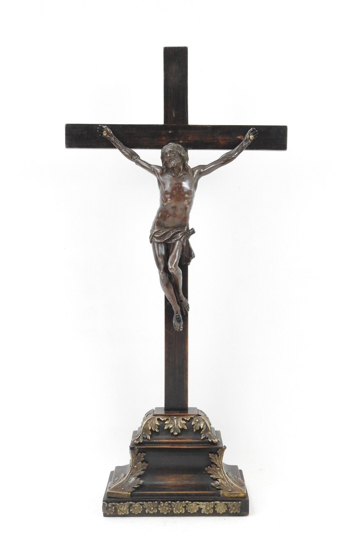 Null CHRIST en croix en bronze, croix en bois. 55 x 27 cm. (Accidents au bras).
