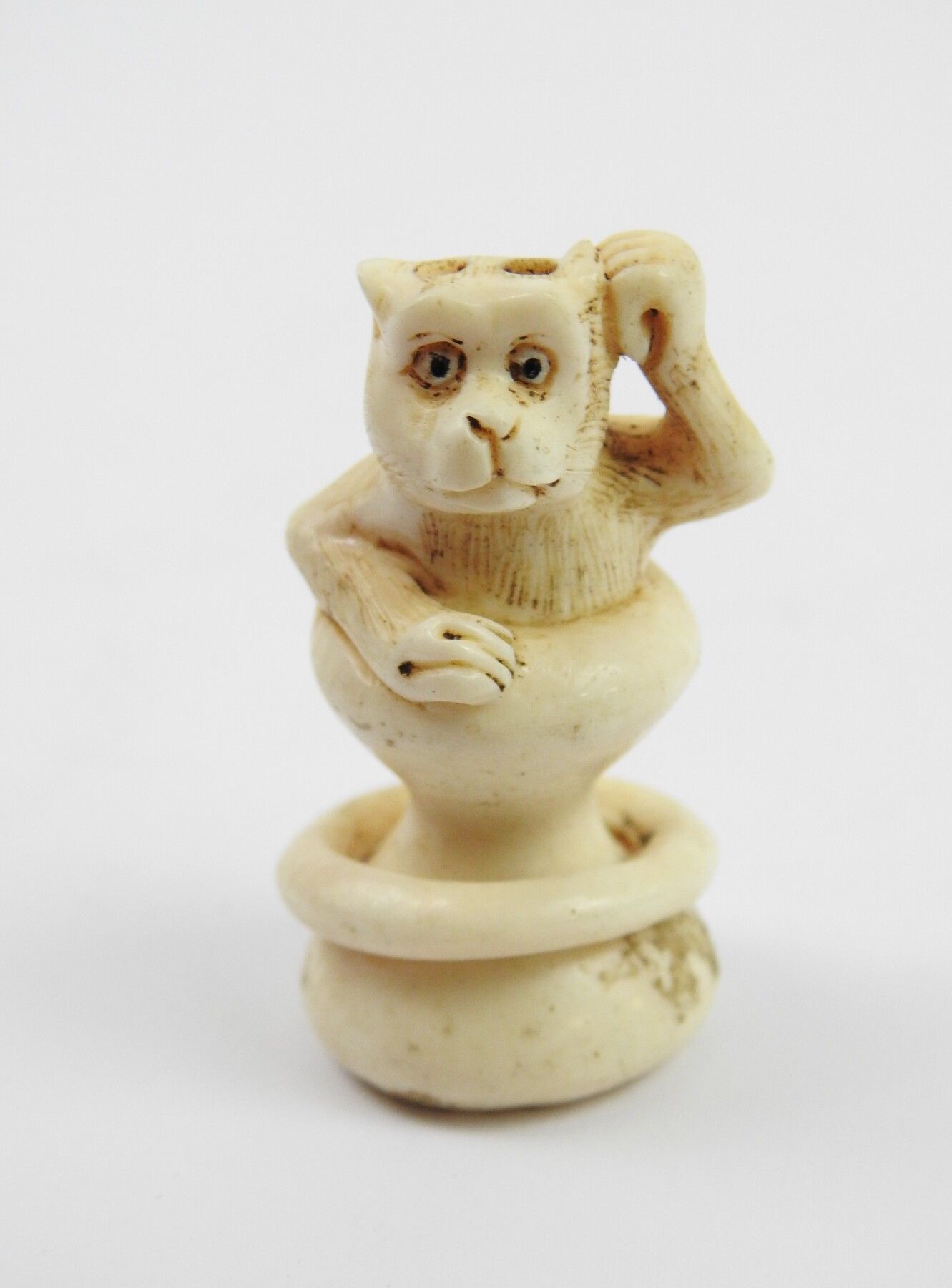 Null JAPON XIXème. Netsuké en ivoire sculpté représentant un petit singe. Signé.&hellip;