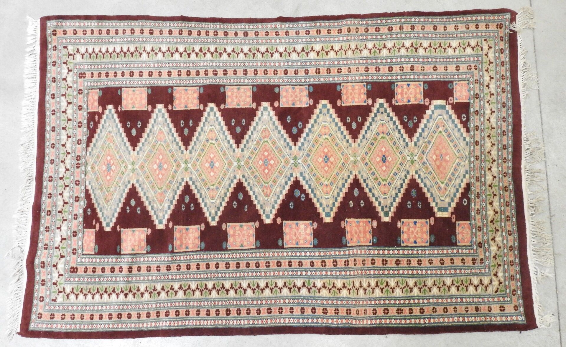 Null CAUCASE : Tapis en laine à décor de sept losanges sur fond bordeaux. 190 x &hellip;