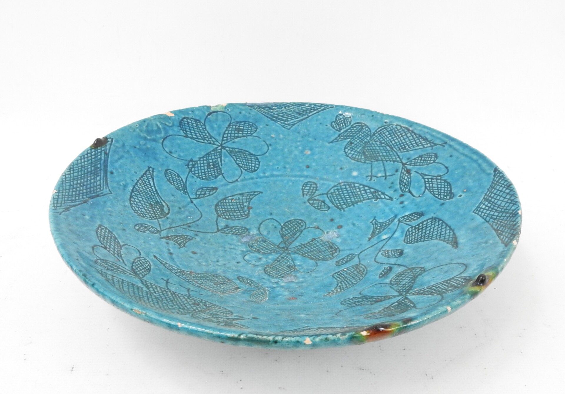 Null AFRIQUE du NORD : Plat en terre cuite vernissée bleue. Haut.: 7.5 cm. Diam.&hellip;