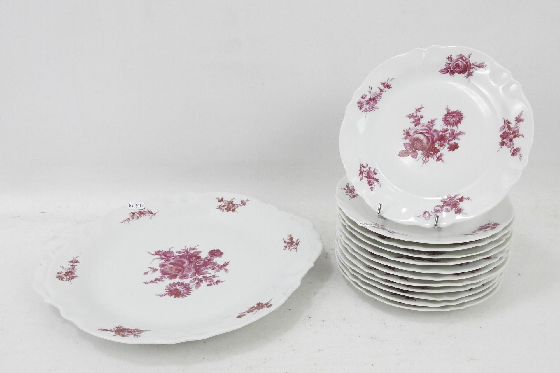 Null LIMOGES : Service à dessert en porcelaine à décor de fleurs en camaïeu rose&hellip;