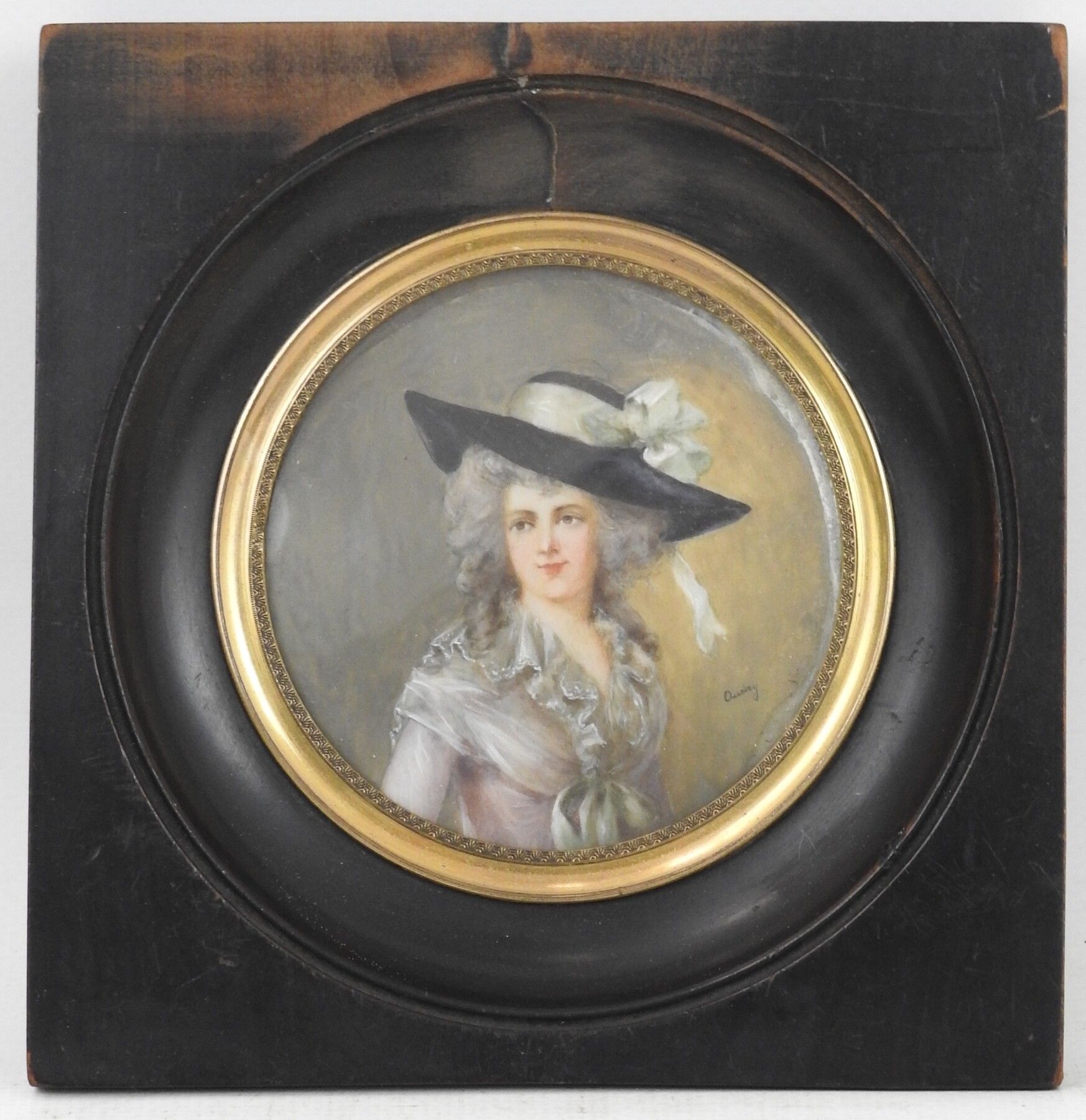 Null MINIATURE circulaire, femme au chapeau, signé Oudry. Diam.: 10 cm.