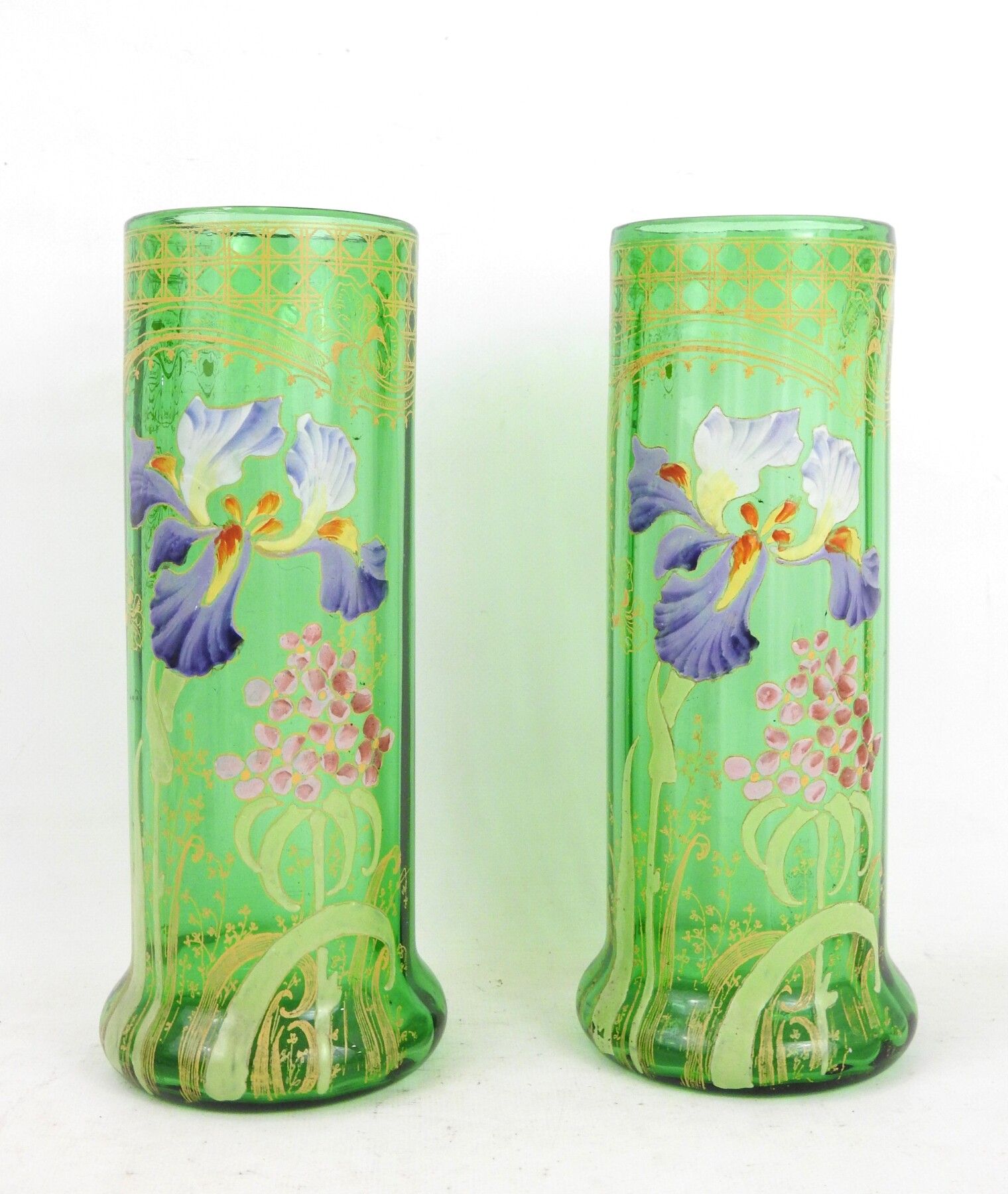 Null PAIRE DE VASES en verre teint vert à décor emaillé de fleurs. Haut.: 27 cm.