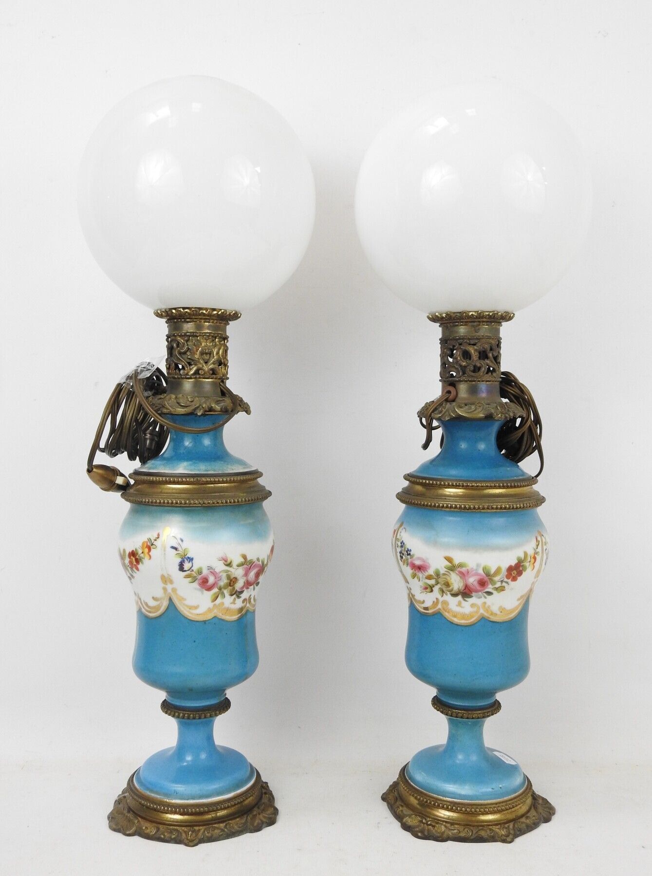 Null PAIRE DE LAMPES en porcelaine à fond bleu et décor de fleurs, monture en br&hellip;