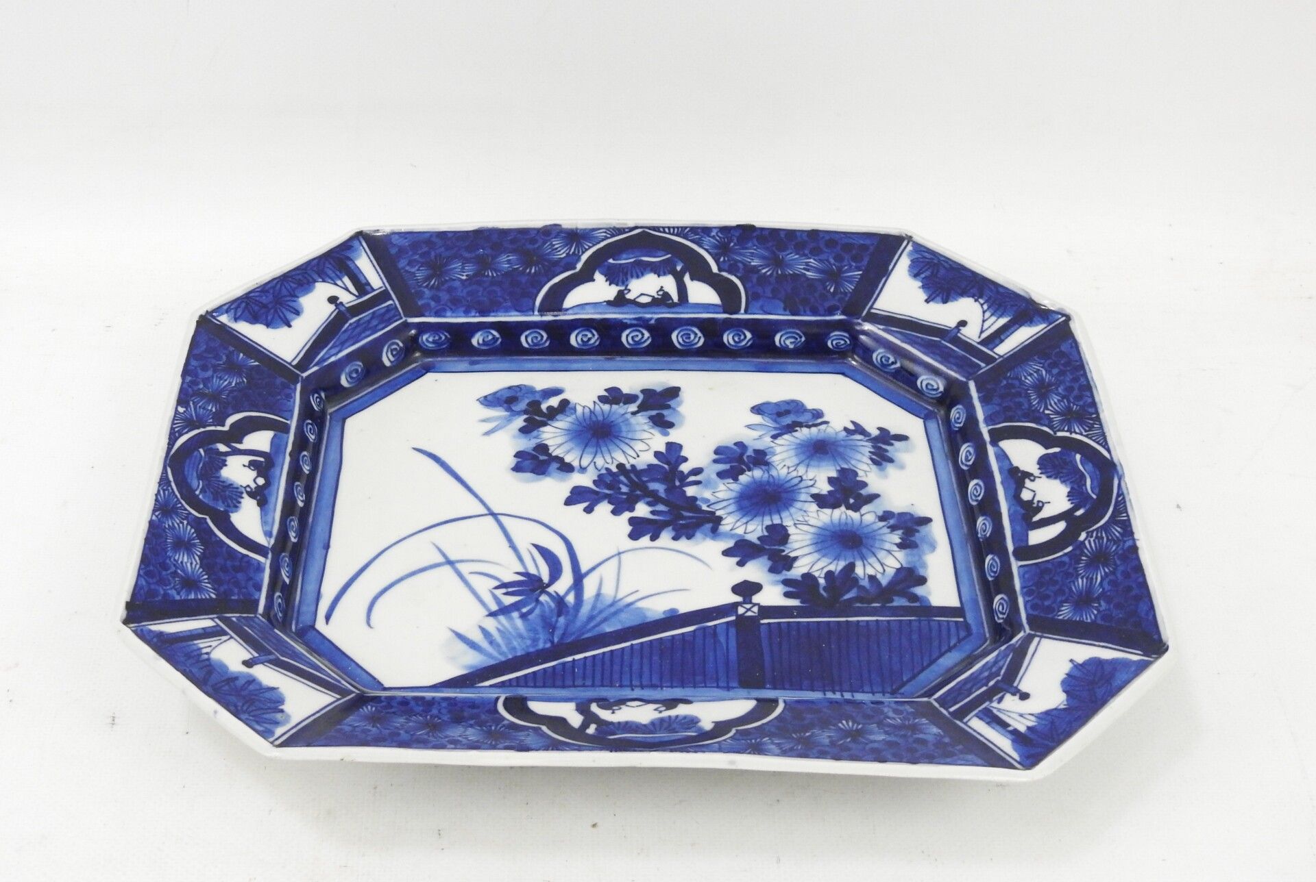 Null CHINE : PLAT en porcelaine blanc bleu à décor de fleurs. 4.5 x 31.5 x 27 cm&hellip;
