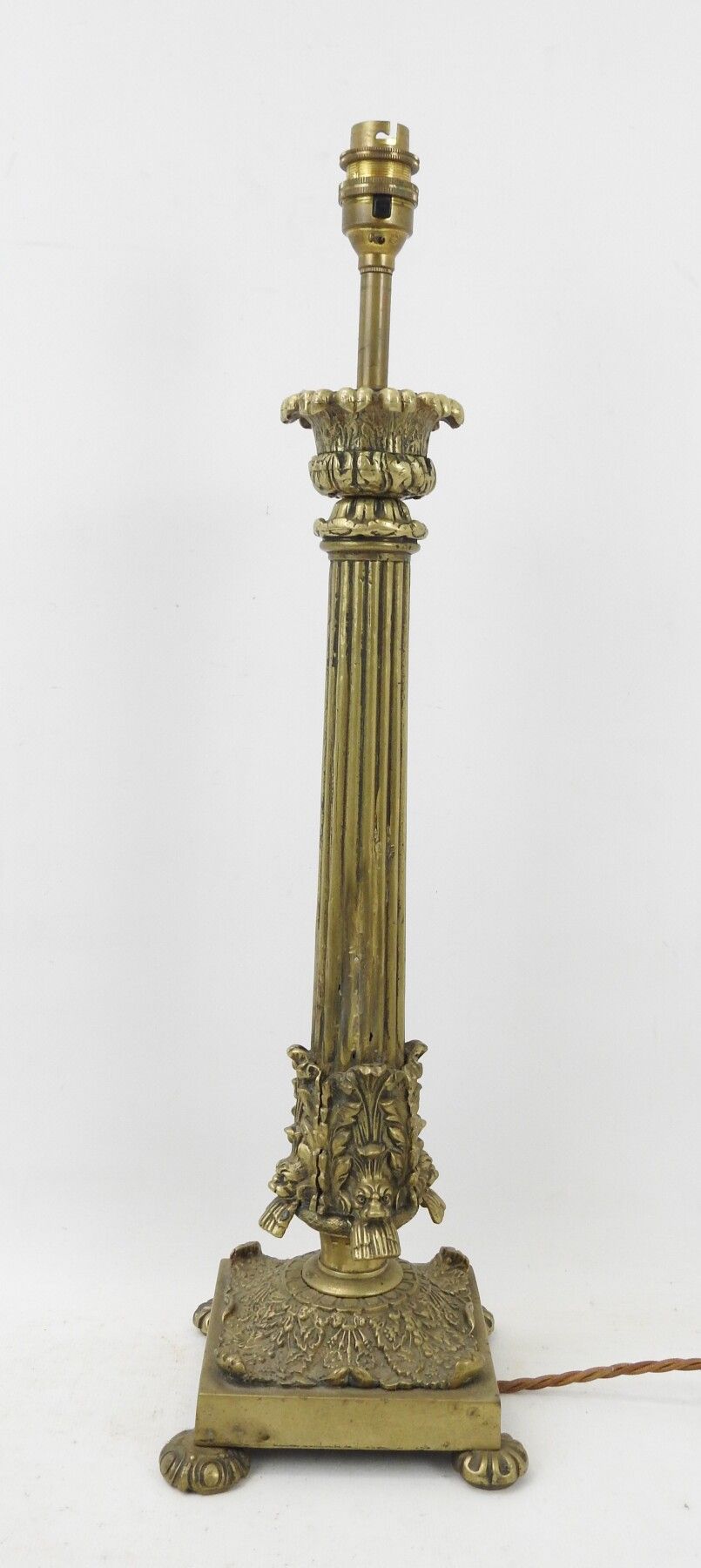 Null PIED de lampe en bronze doré formant une colonne corinthienne. Haut.: 45 cm&hellip;