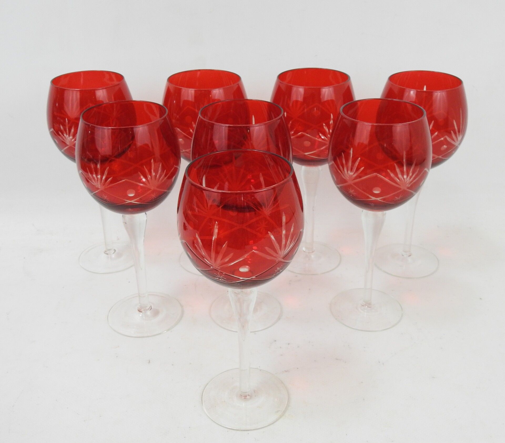 Null HUIT verres à pied en verre rouge. Haut.: 22.5 cm.