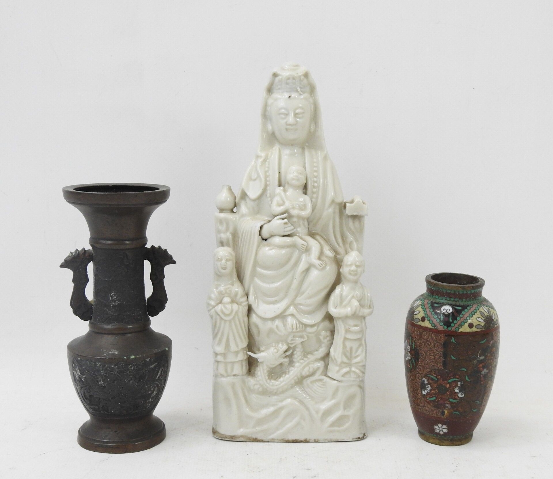 Null 
CHINE : lot comprenant un petit vase en émaux cloisonnés (Haut.:10 cm), un&hellip;