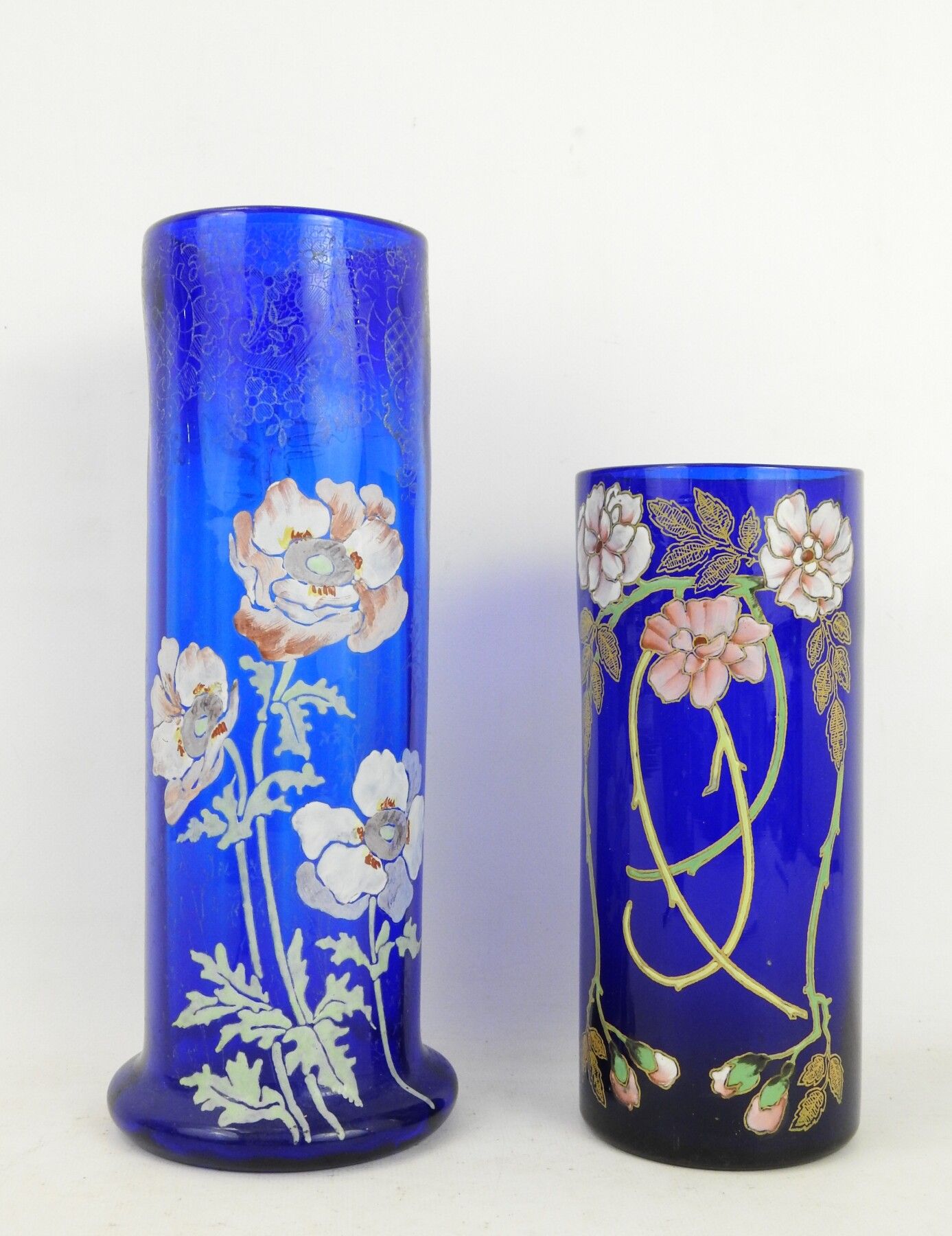 Null DEUX VASES en verre teinté bleu à décor emaillé de fleurs. Haut.: 32 et 23.&hellip;