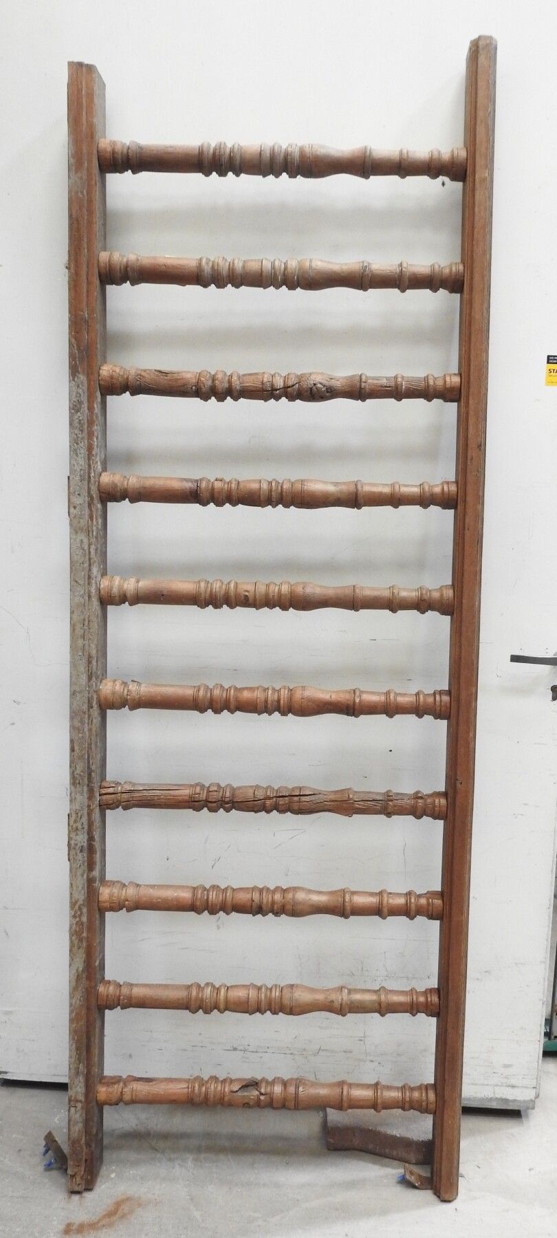 Null BALUSTRADE en bois à 10 barreaux. 78 x 225 cm.