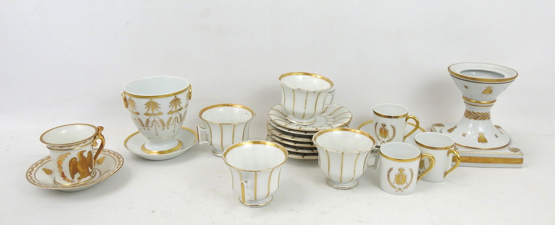 Null LIMOGES et divers.: Ensemble de tasses en porcelaine décor d'aigle, abeille&hellip;