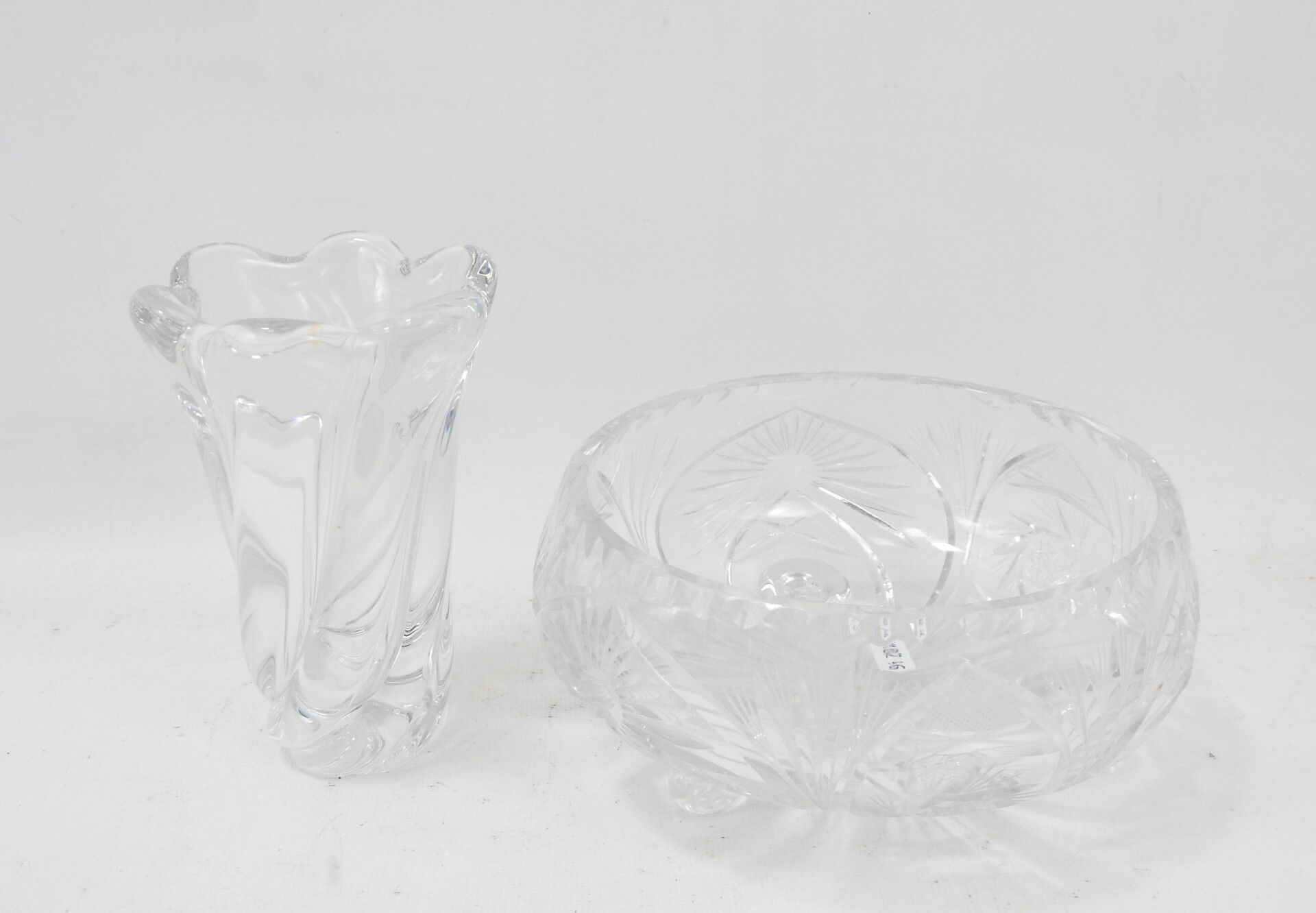 Null COUPE en cristal taillé, pied tripode, Haut.: 10 cm et un vase en cristal. &hellip;