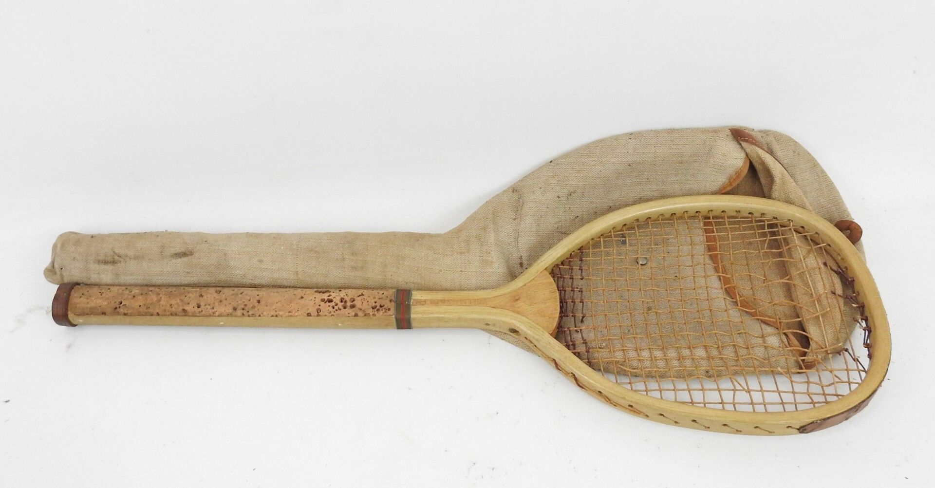 Null RAQUETTE de tennis en bois WILLIAMS & Co. Long.: 66 cm. Dans son étui en to&hellip;