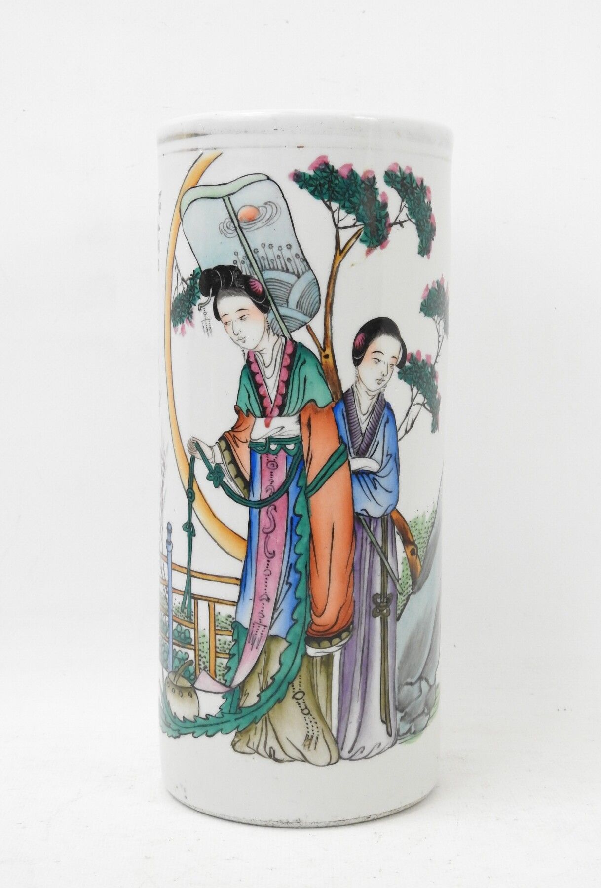 Null CHINE XXème. Vase rouleau en porcelaine à décor de deux femmes. Marque au r&hellip;