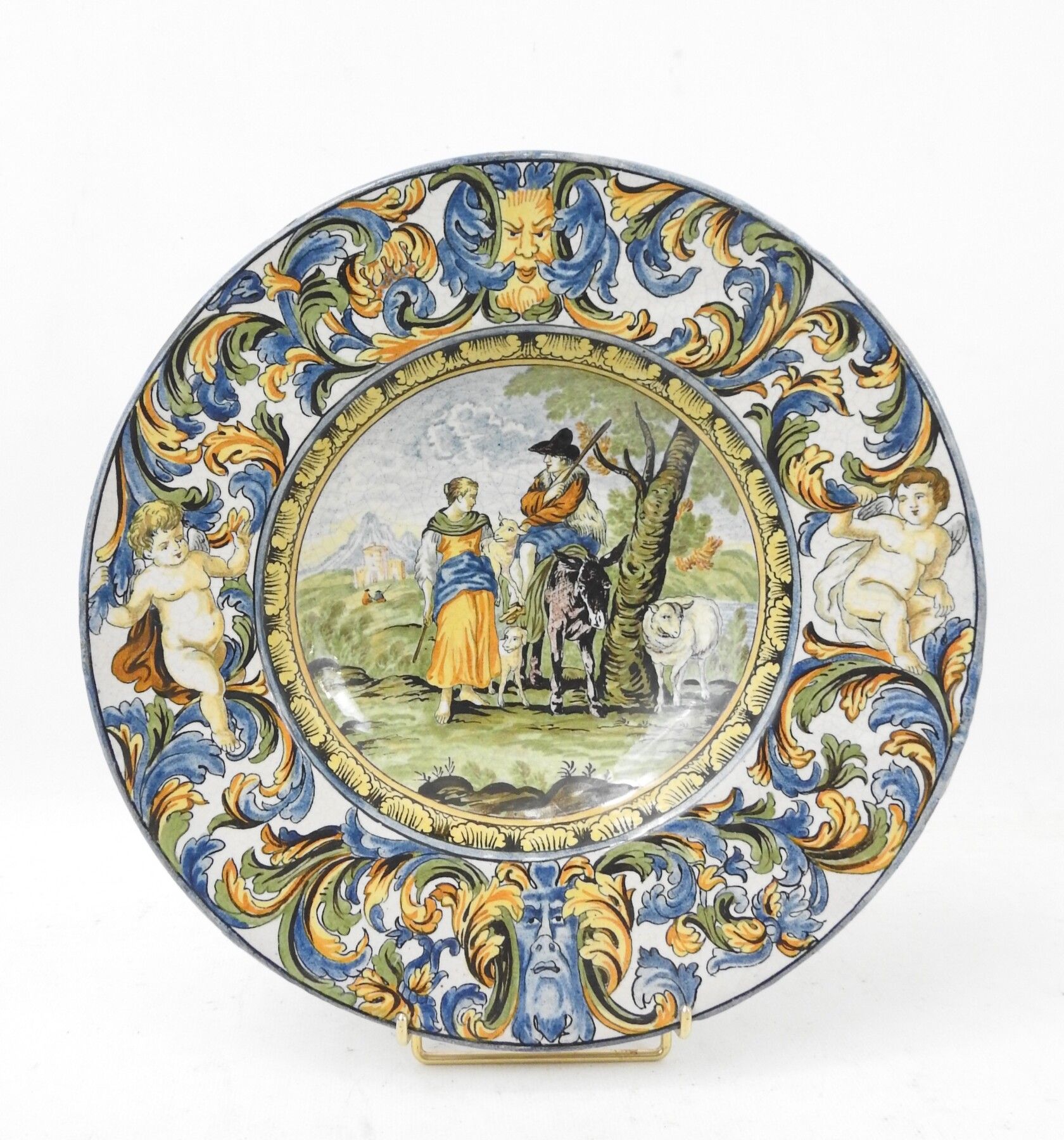 Null PLAT CREUX circulaire en faïence à décor polychrome d'une scène pastorale. &hellip;