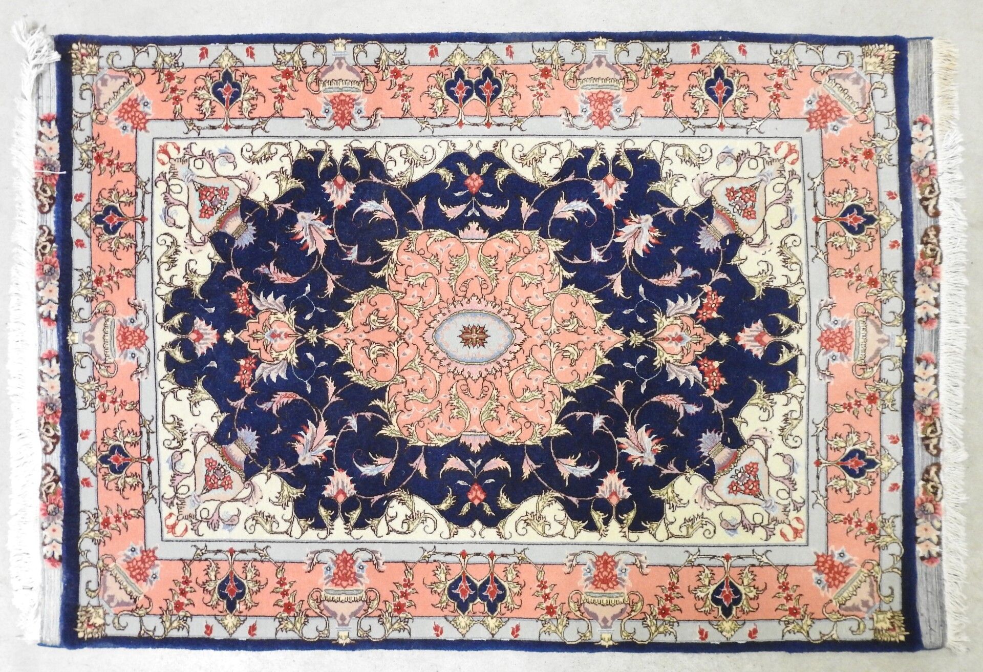 Null TAPIS en laine soyeuse d'Iran à décor de médaillon et bordure rose sur fond&hellip;