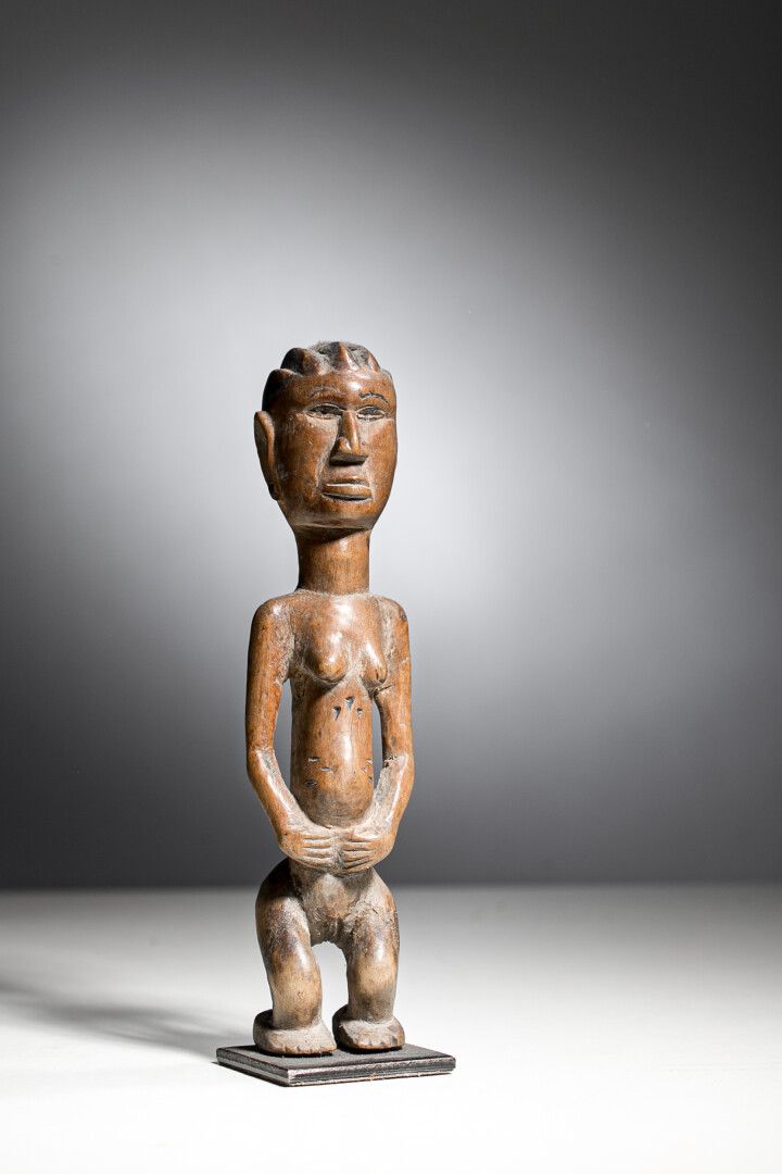 Null Statuette féminine debout en bois, Tanzanie.

Haut : 20 cm.