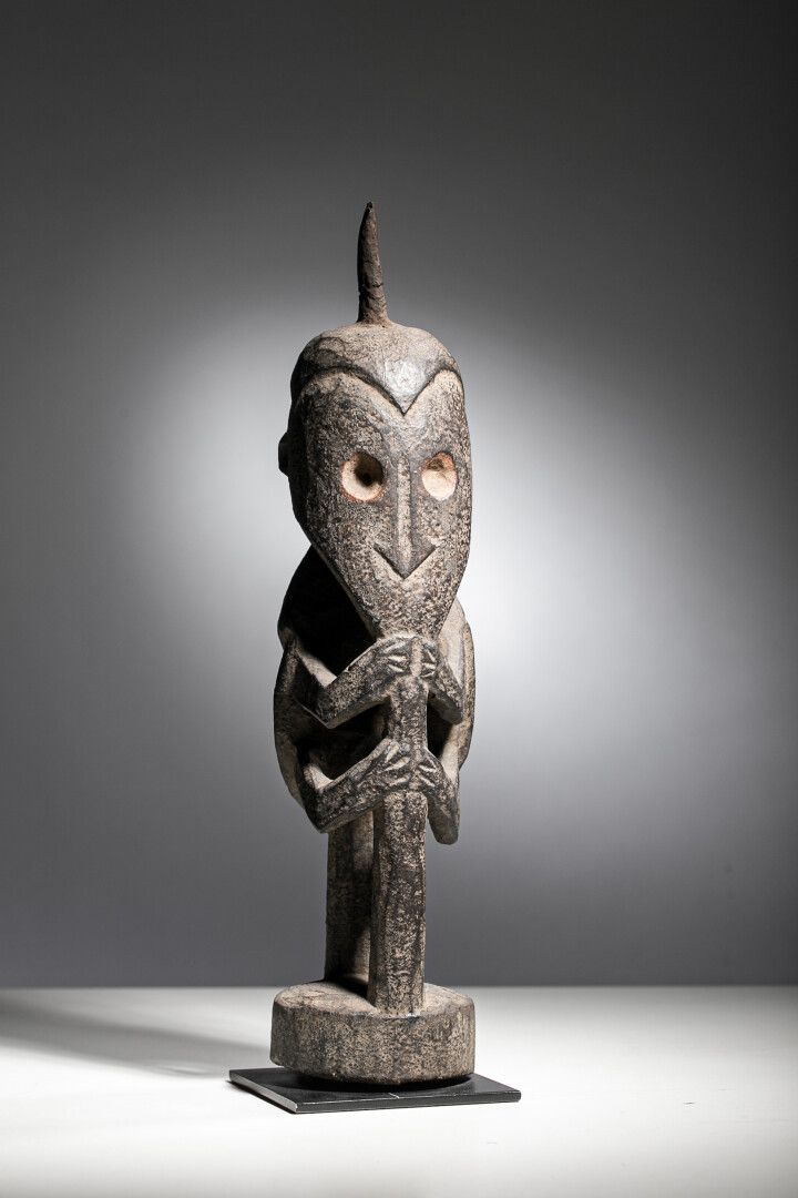 Null Etonnante sculpture anthropo-zoomorphe en bois à corne fichée dans le crâne&hellip;