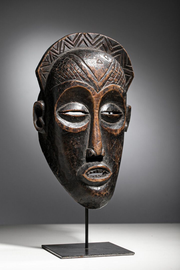 Null Masque facial, TSHOKWE, Angola.

Bois sculpté et scarifié, patine brune nua&hellip;