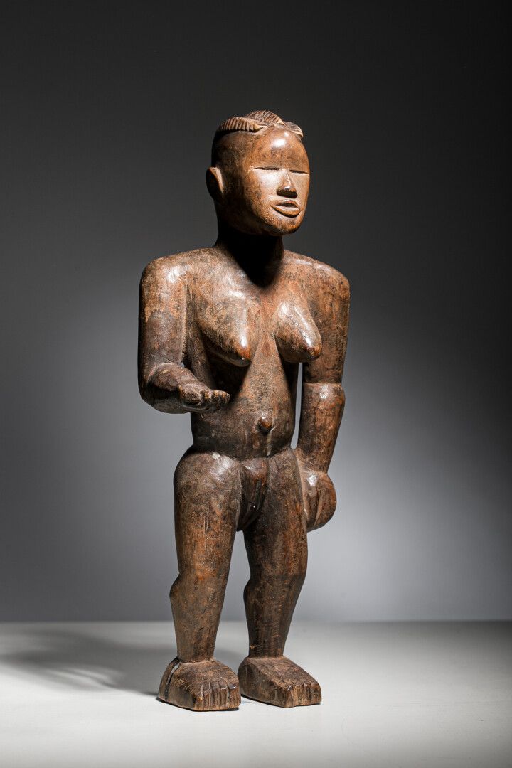 Null DAN, Côte d'Ivoire.

Bois dur, patine brun-clair.

Statue féminine debout «&hellip;