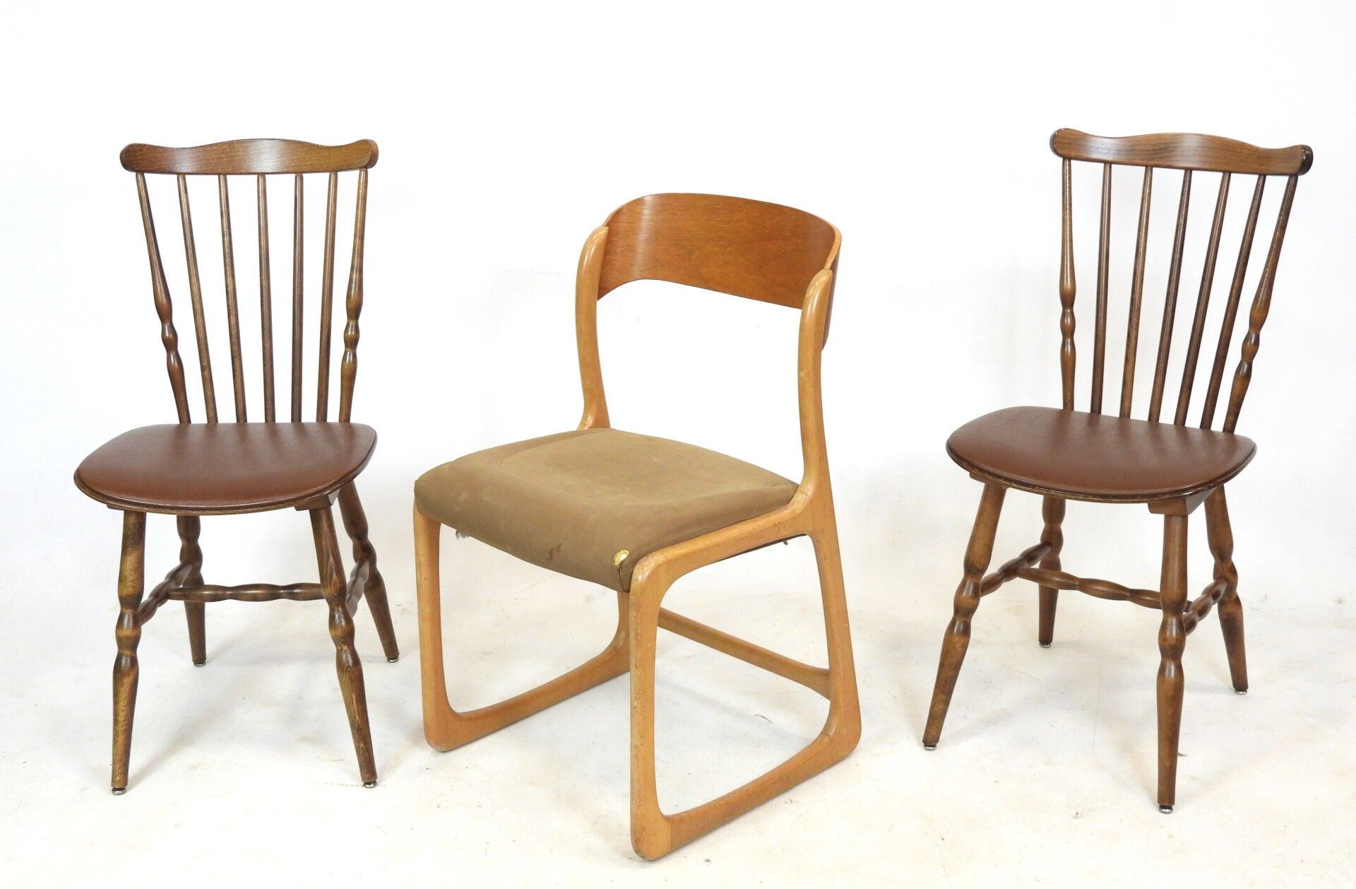 doloroso Oferta de trabajo prototipo BAUMANN: Par de sillas con barras de madera. Con un sello. Altura: 80 cm.  BAUMANN atribuye a: Silla de trineo en madera y tela marrón. Lágrimas.  Altura: 80 cm.