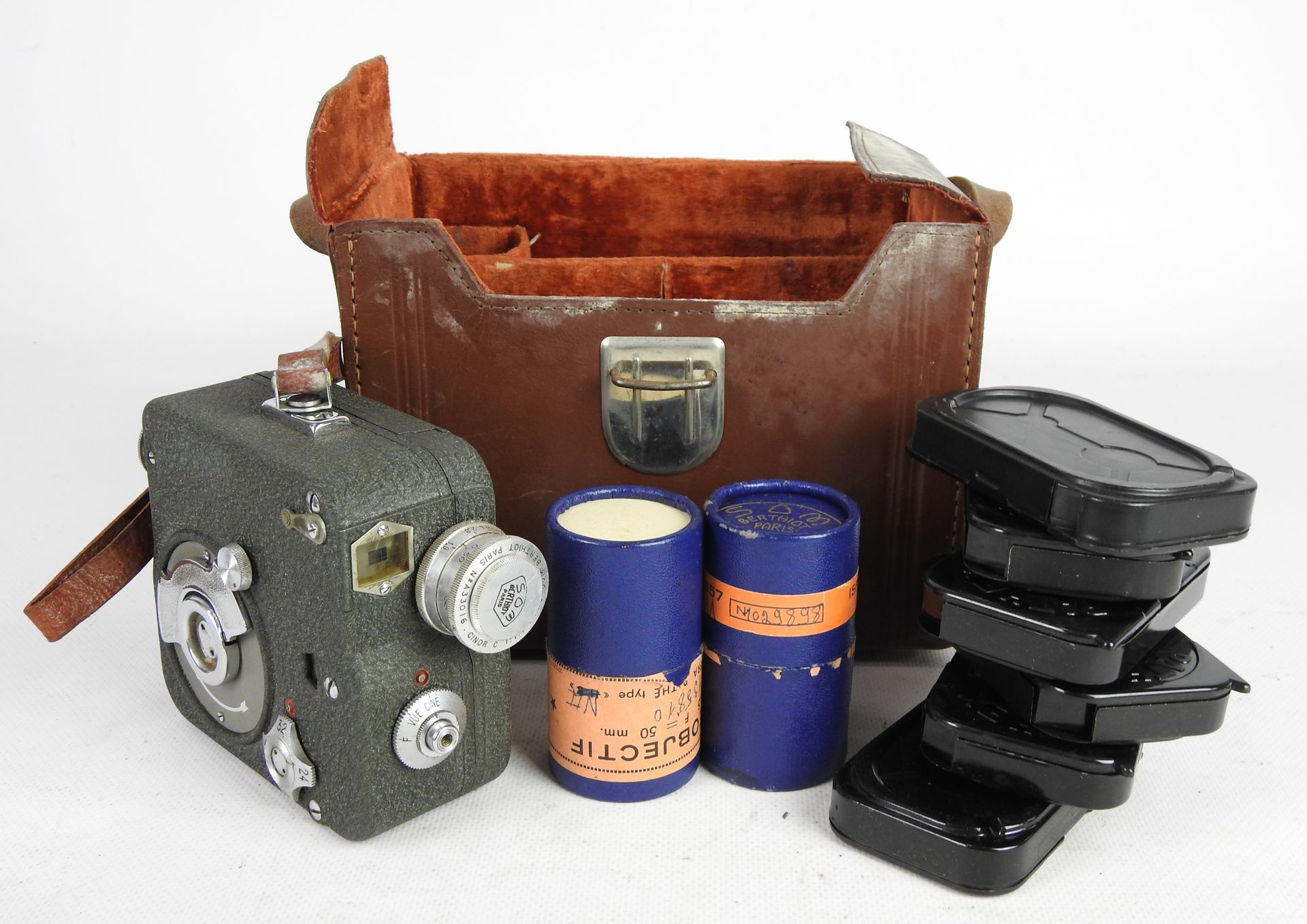 Concesión Perdóneme Noble PATHE: cámara de 9,5 mm con óptica SOM Berthiot. En su maletín con dos  lentes más y cajas de bobinas.