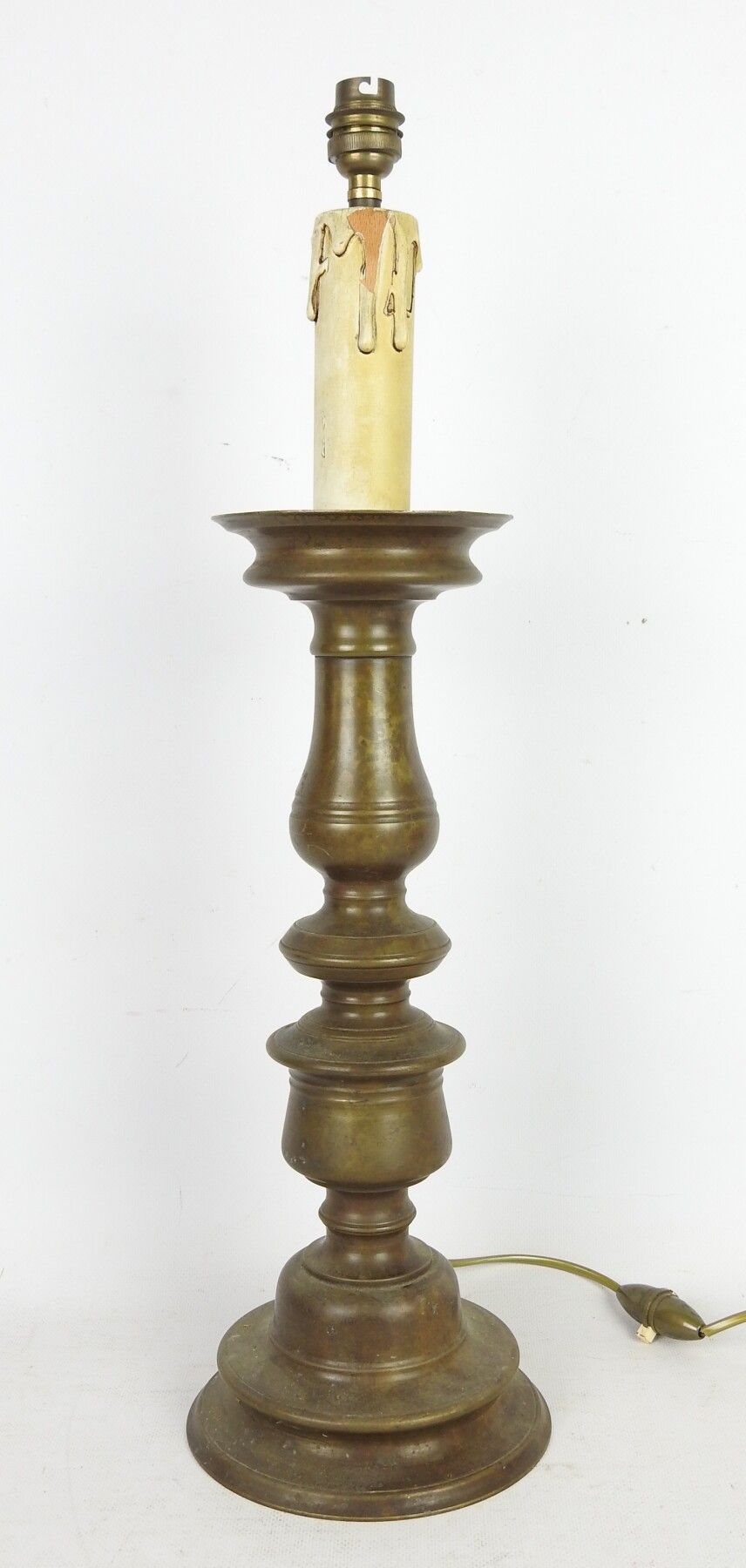 Null PIQUE CIERGE en bronze, XIXème. Haut.: 56 cm. Monté en lampe.