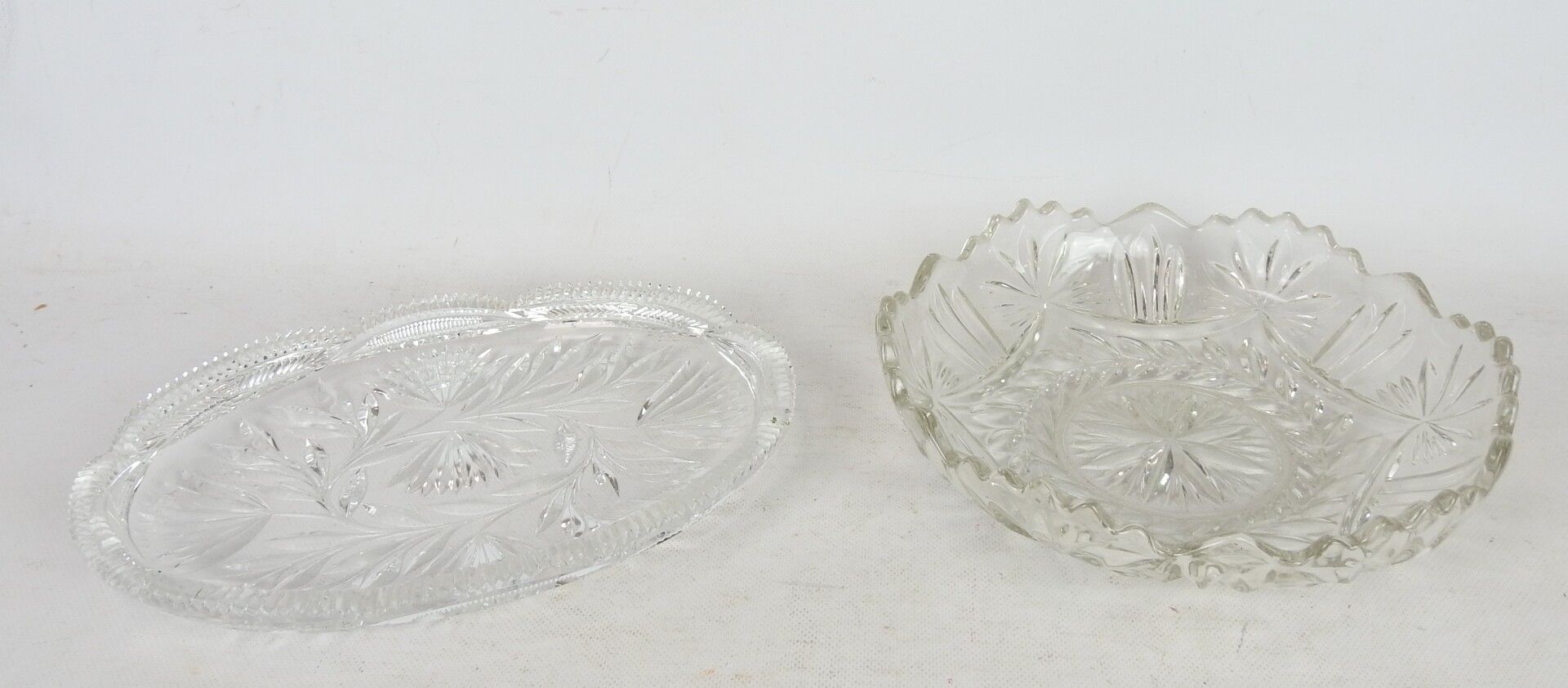 Null TWO LARGE CUPS in moulded crystal. 7.5 x 27 cm. And 3 x 32 x 22 cm.