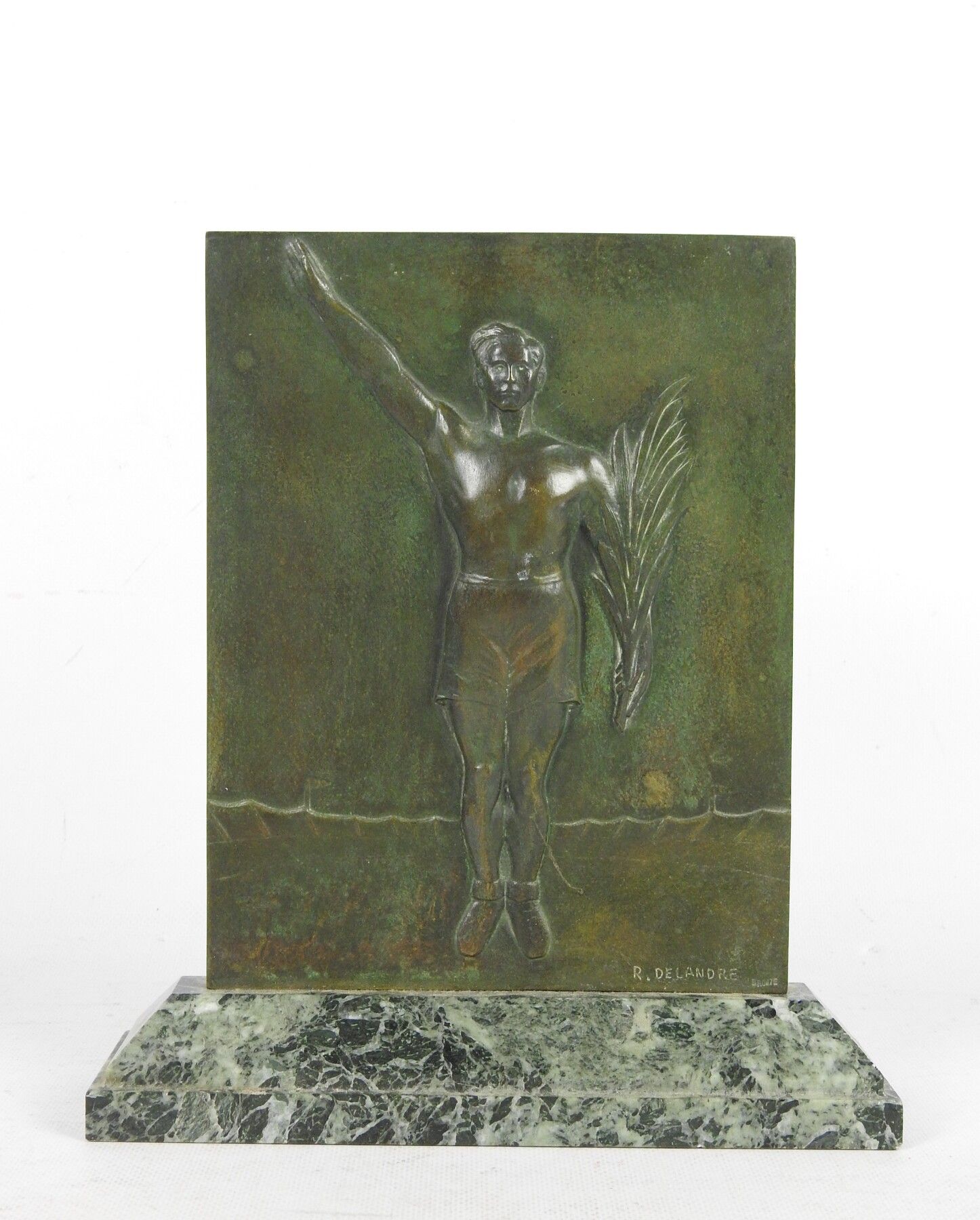 Null 罗伯特-德兰特（1879-1961）：带有古董光泽的铜牌，以低浮雕方式表现一名胜利的运动员。右下方有签名。大理石底座上。27 x 24厘米。