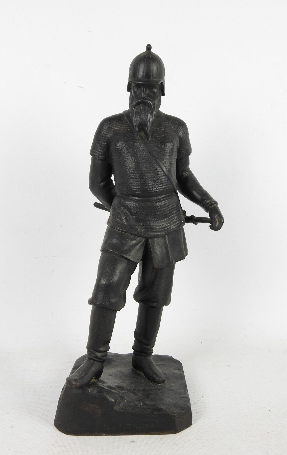 Null A regula patina subject representing a soldier. Signed. Height: 46 cm.