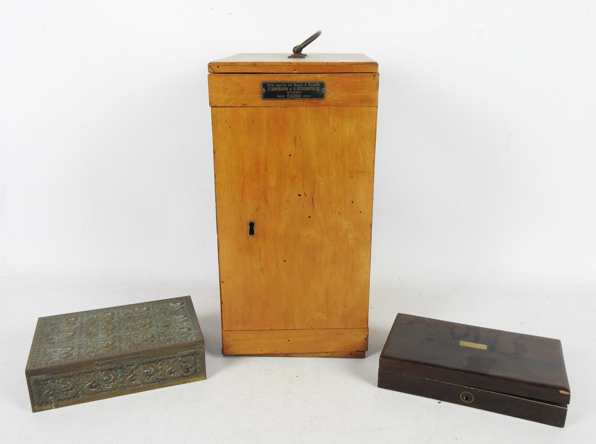 Null 一组三个盒子，包括：空显微镜盒，带海豚的金属盒和带测量仪器的木盒。