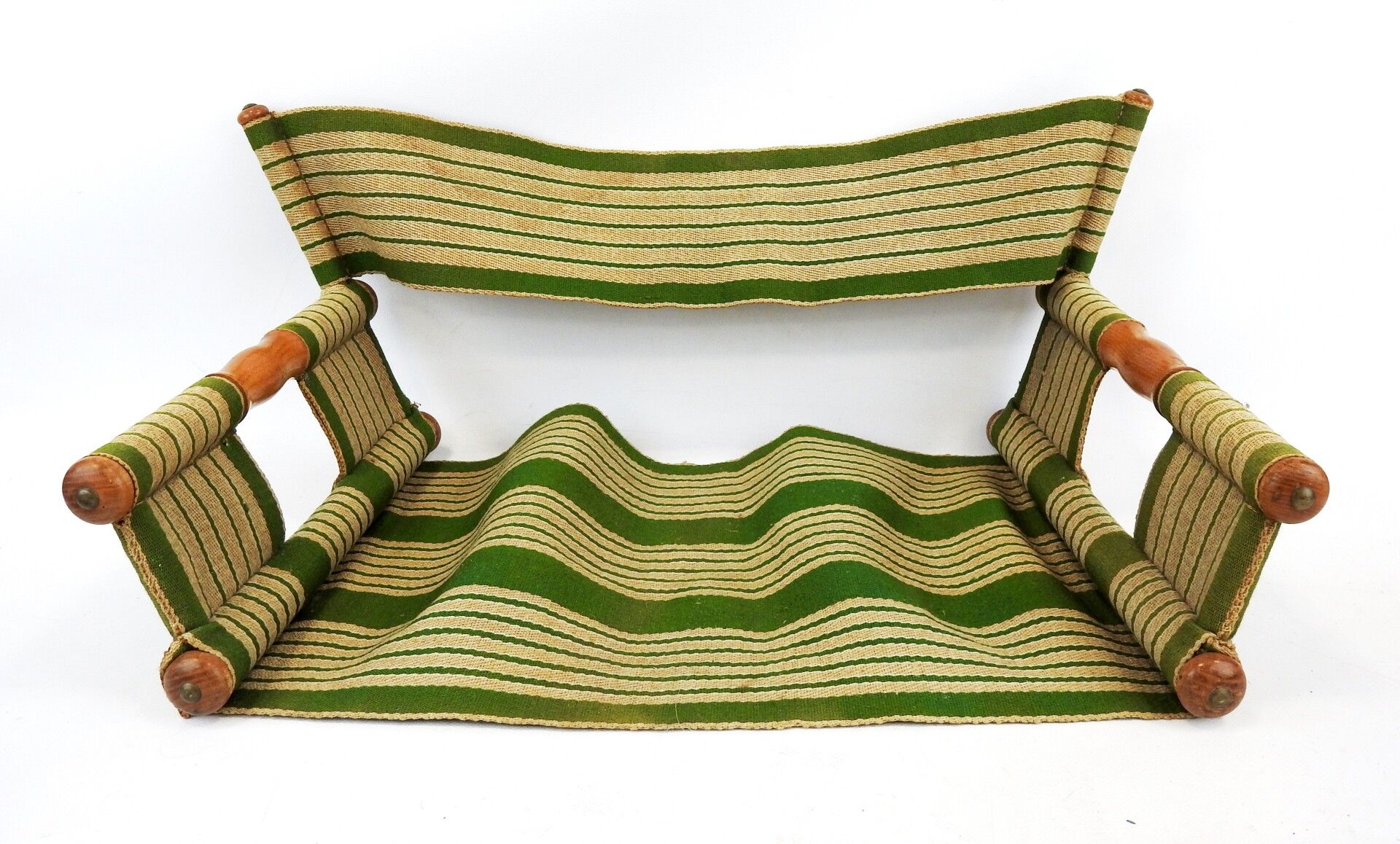 Null 天然木材和绿色条纹帆布的运输座椅。

27 x 56 x 37厘米