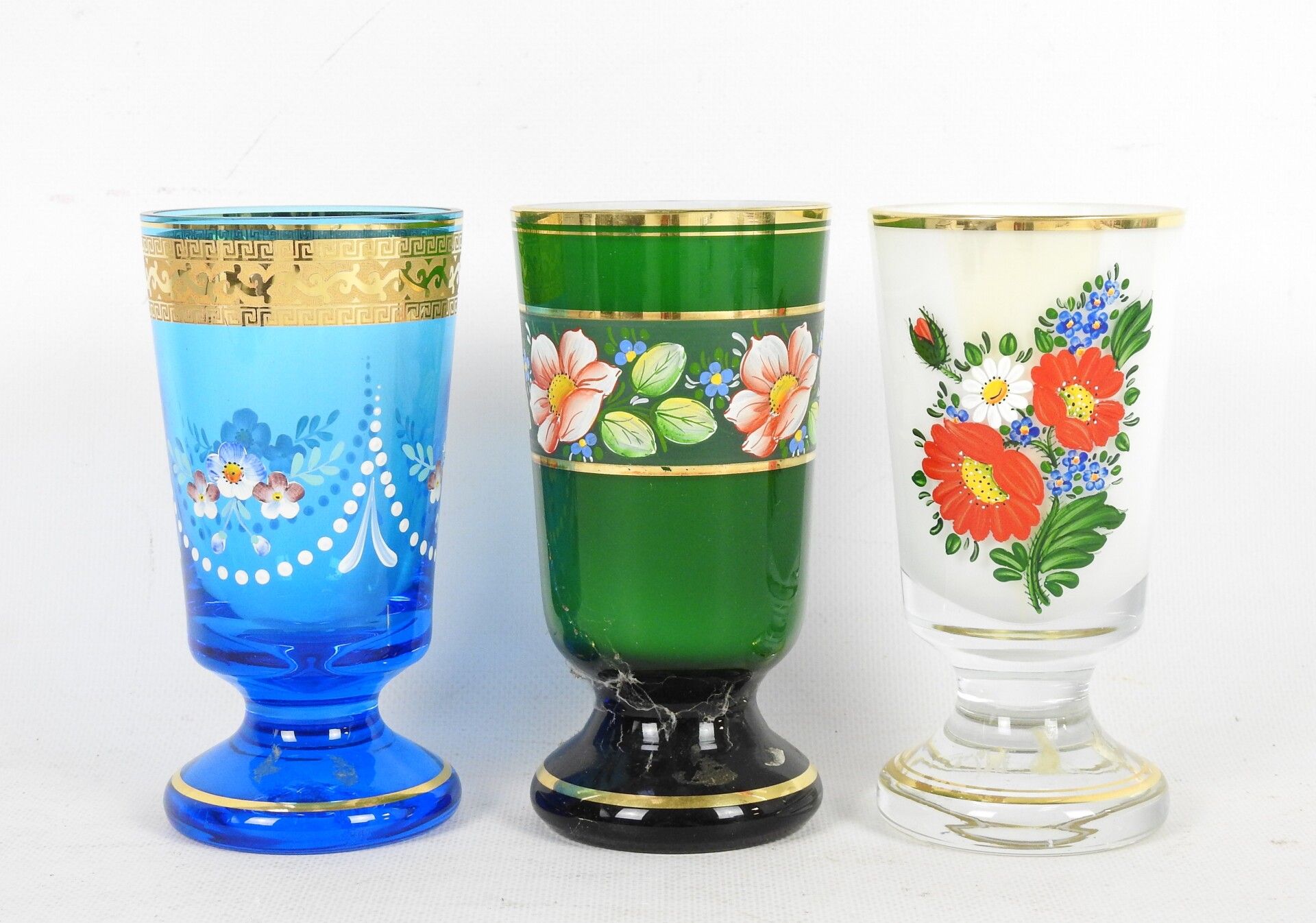 Null TROIS VERRES en verre teinté bleu, vert et blanc à décor de fleurs. Haut.: &hellip;