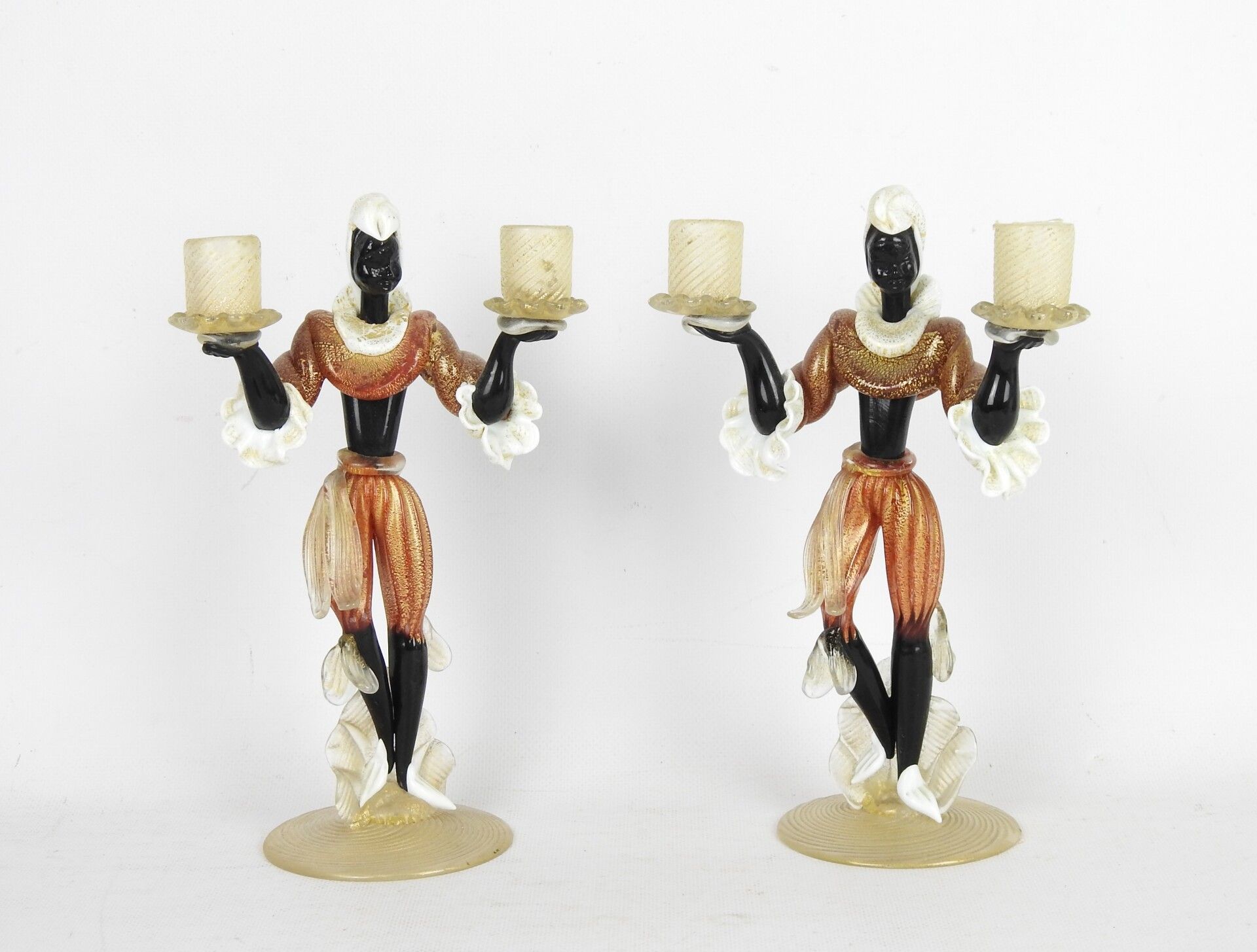 Null 穆拉诺：一对双臂吹制的玻璃烛台，代表两个努比亚人各持一支蜡烛。高度：24厘米。