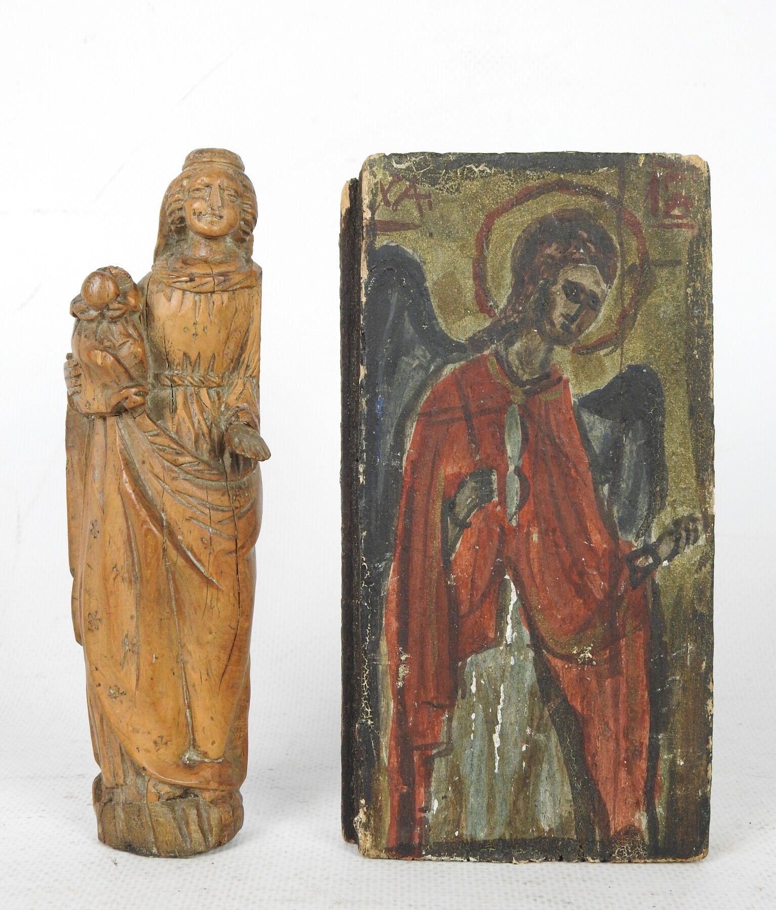 Null 木雕的圣母和儿童。高度：16厘米。(失踪)。附有一个小的绘有天使的木制图标。15 x 8厘米。