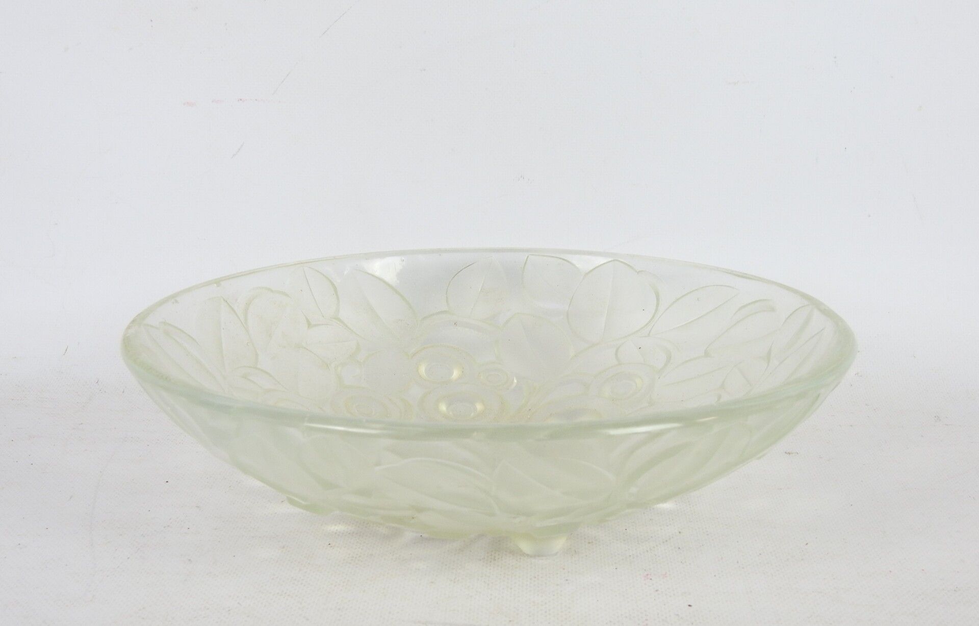 Null HUNEBELLE & COGNEVILLE: Pressed glass bowl of Art Deco style. 8 x 29 cm.