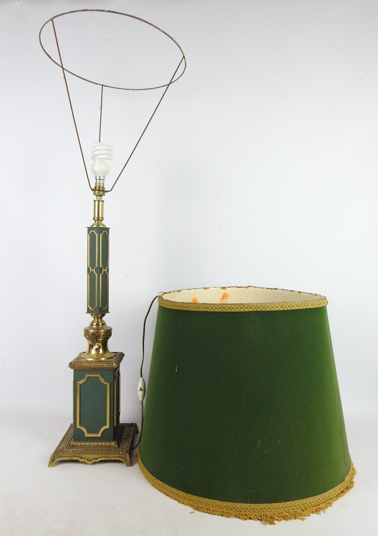 Null LAMPE en métal et bronze. Abat jour en velours vert. Haut.: 102 cm. Usures.
