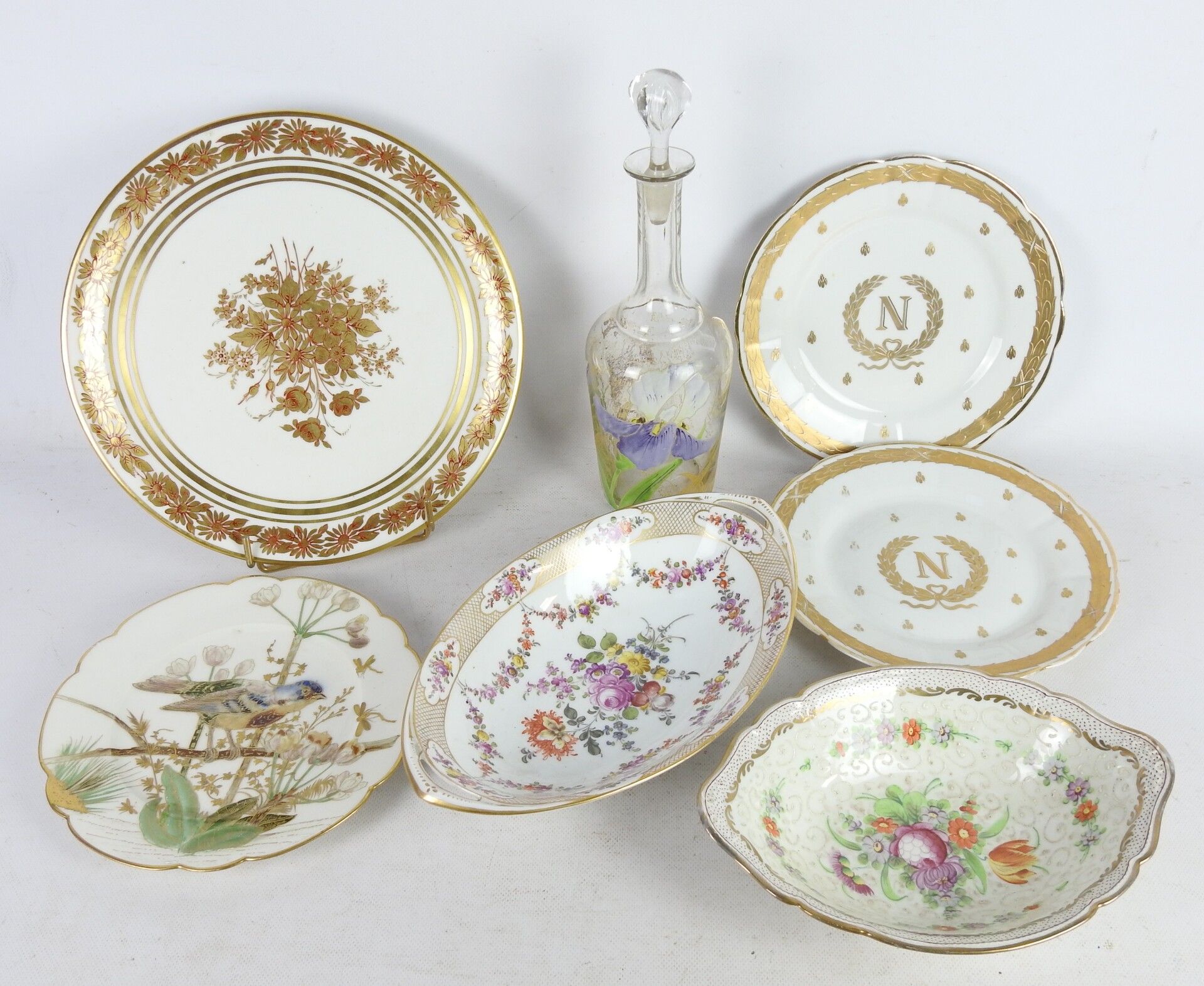 Null 一批瓷器，一个圆盘，三个盘子，一个有鸟的图案，一个有皇帝的N，两个长方形的杯子和一个画有花图案的玻璃杯。