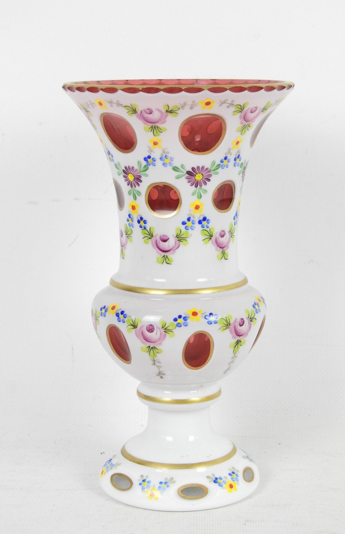 Null VASE en cristal de bohème à fond blanc teinté rouge et décor peint de fleur&hellip;