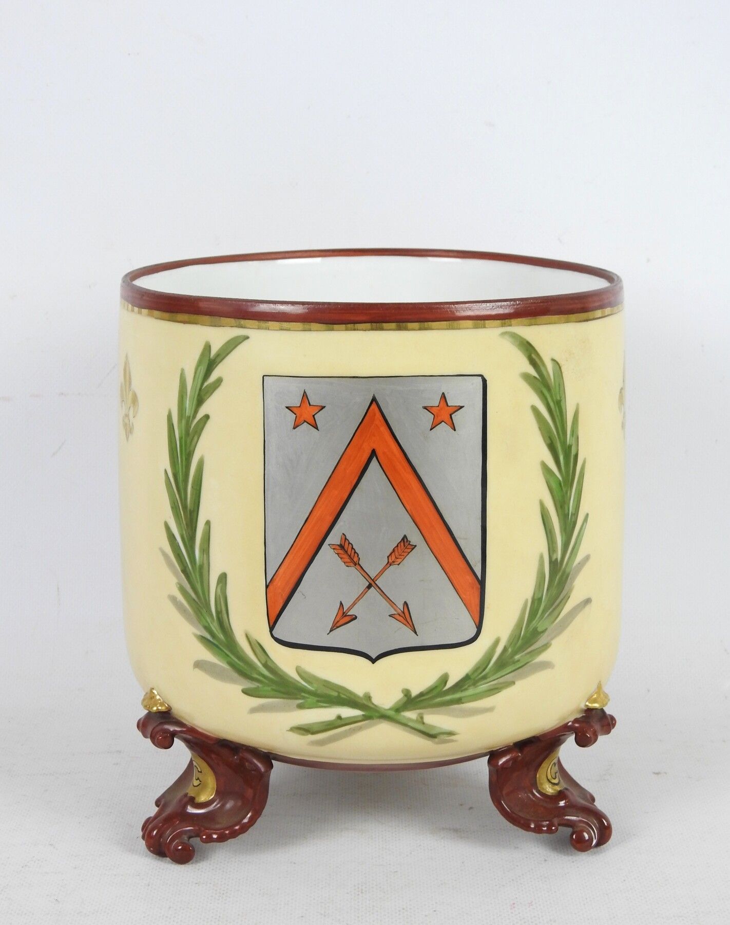 Null 
FRANC MACONNERIE: CACHE POT tripod out of porcelain with decoration on cre&hellip;